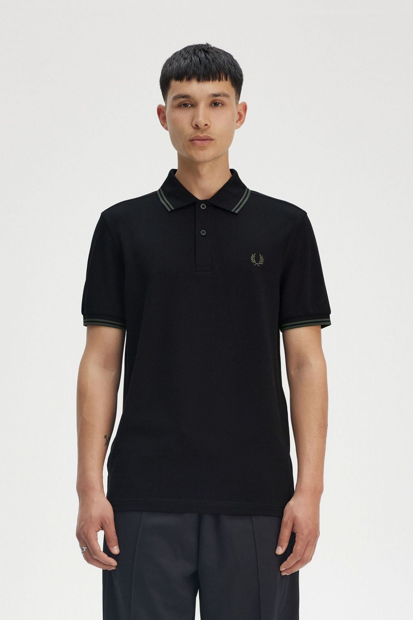 FRED PERRY TWIN TIPPED FRED PERRY SHIR en color NEGRO (1)