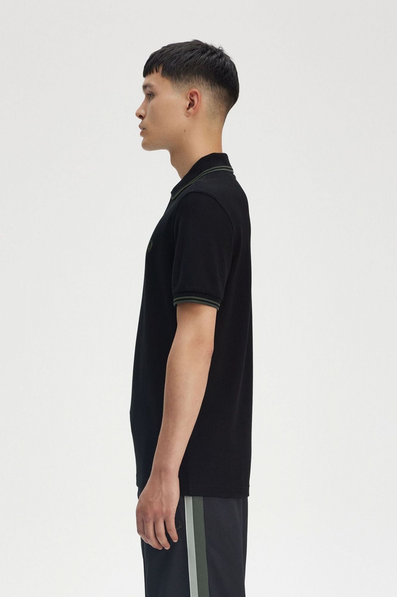 FRED PERRY TWIN TIPPED FRED PERRY SHIR en color NEGRO (3)
