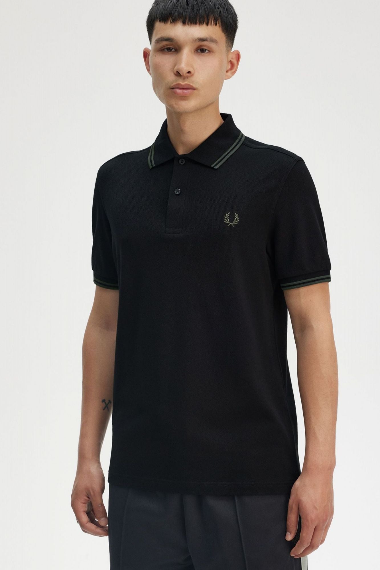 FRED PERRY TWIN TIPPED FRED PERRY SHIR en color NEGRO (4)