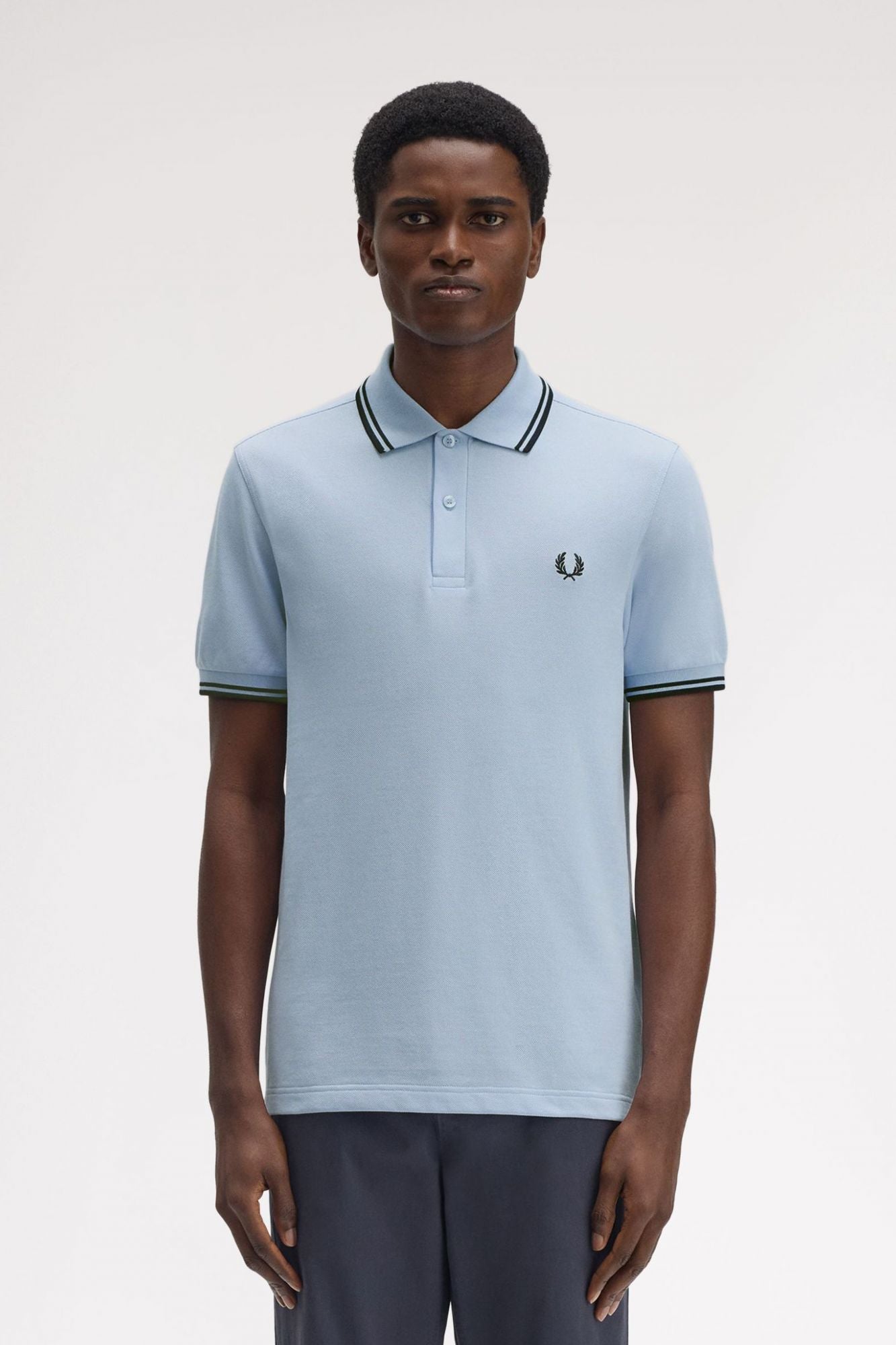 FRED PERRY TWIN TIPPED en color AZUL (1)