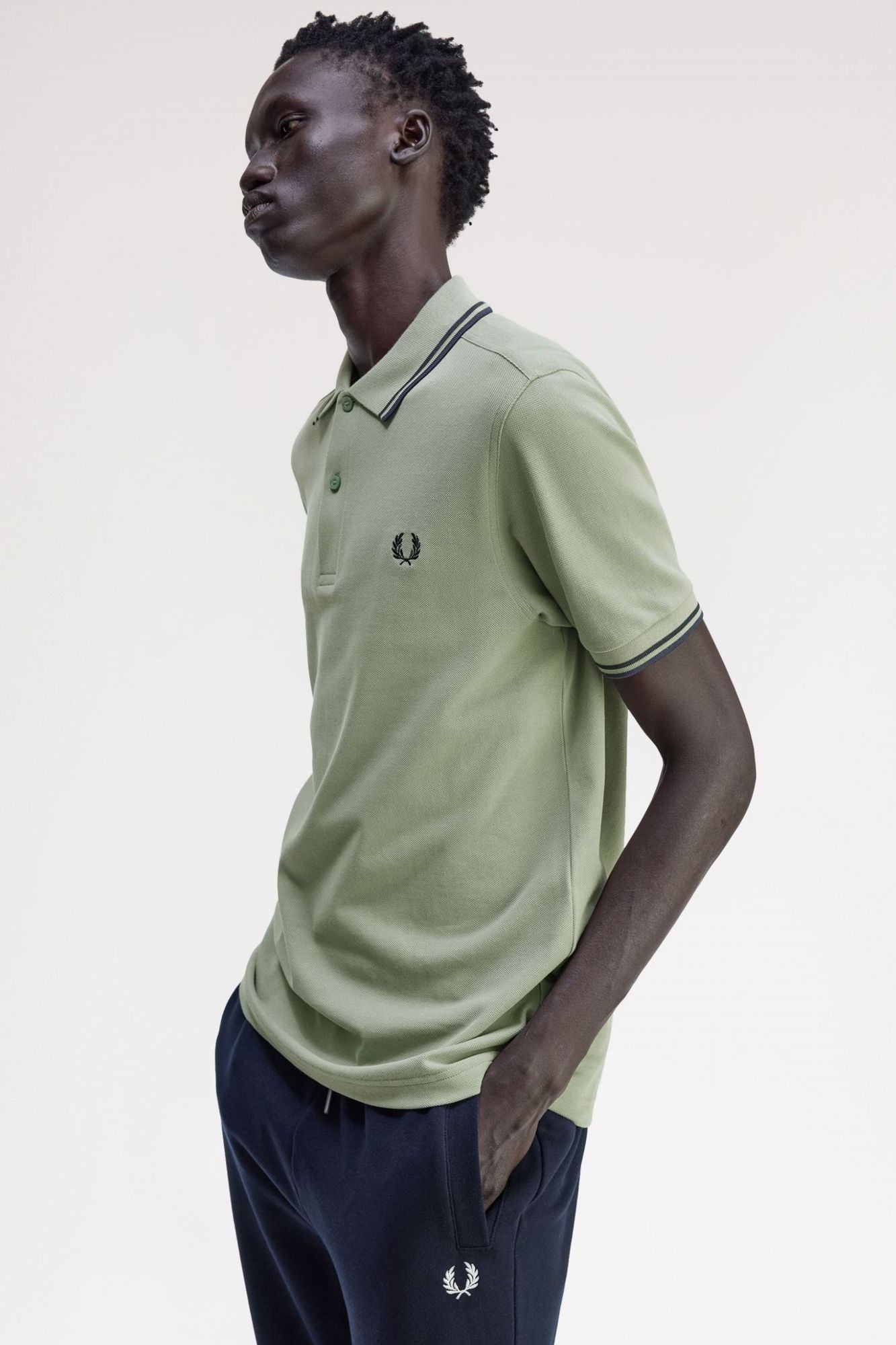 FRED PERRY TWIN TIPPED en color VERDE (4)