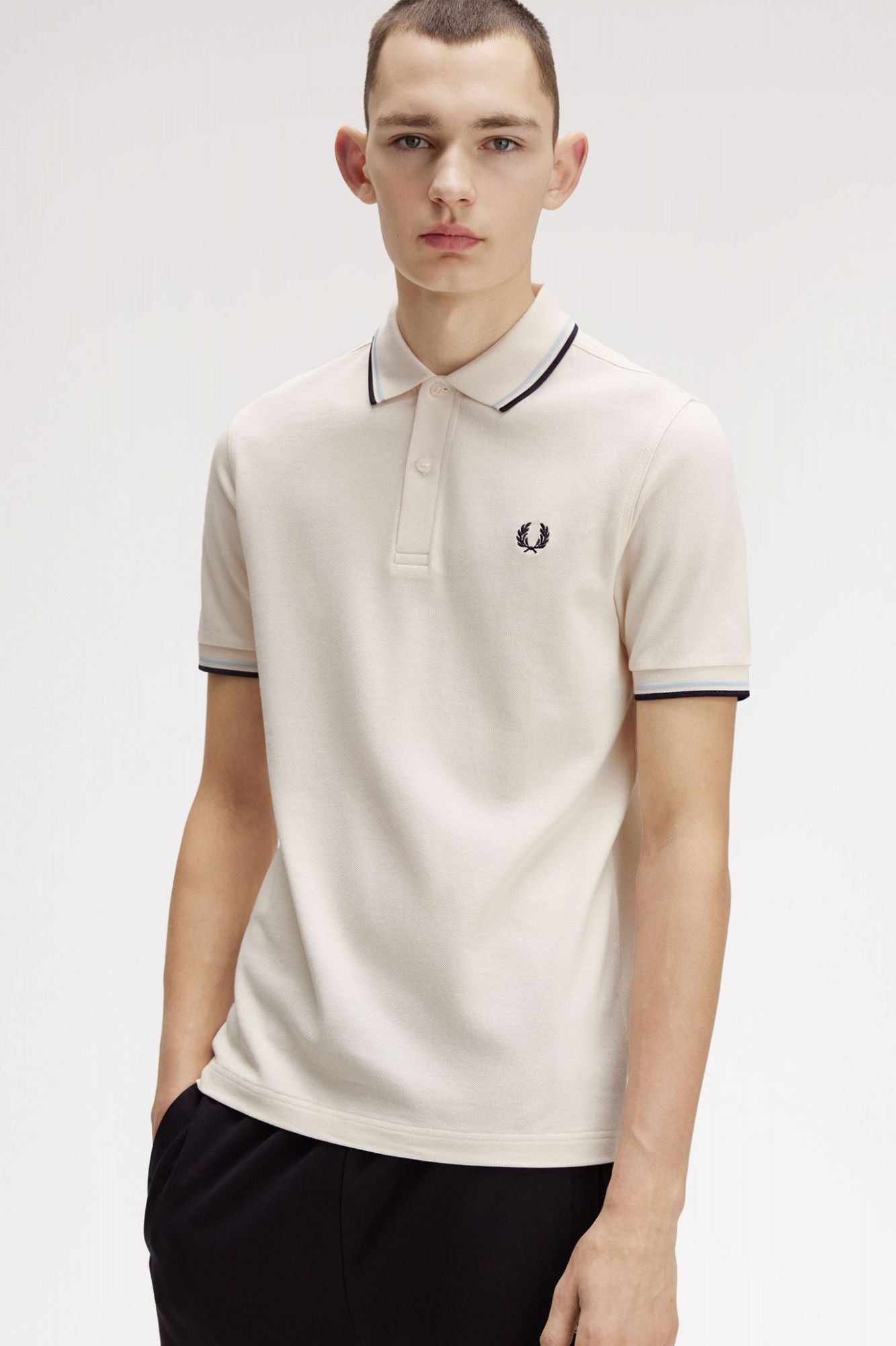 FRED PERRY TWIN TIPPED en color BEIS (4)