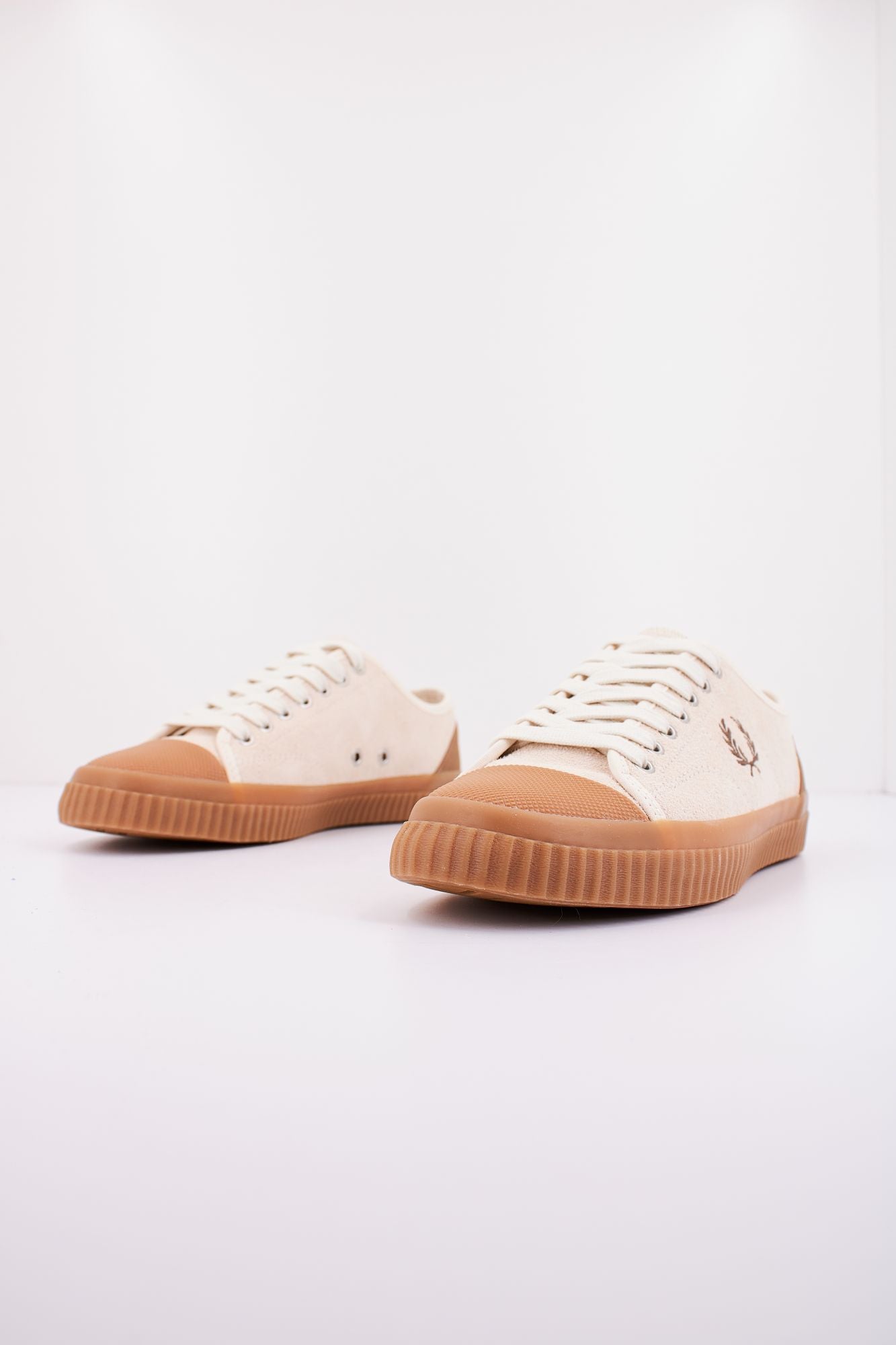 FRED PERRY HUGHES LOW TEXT SUE en color MARRON (2)