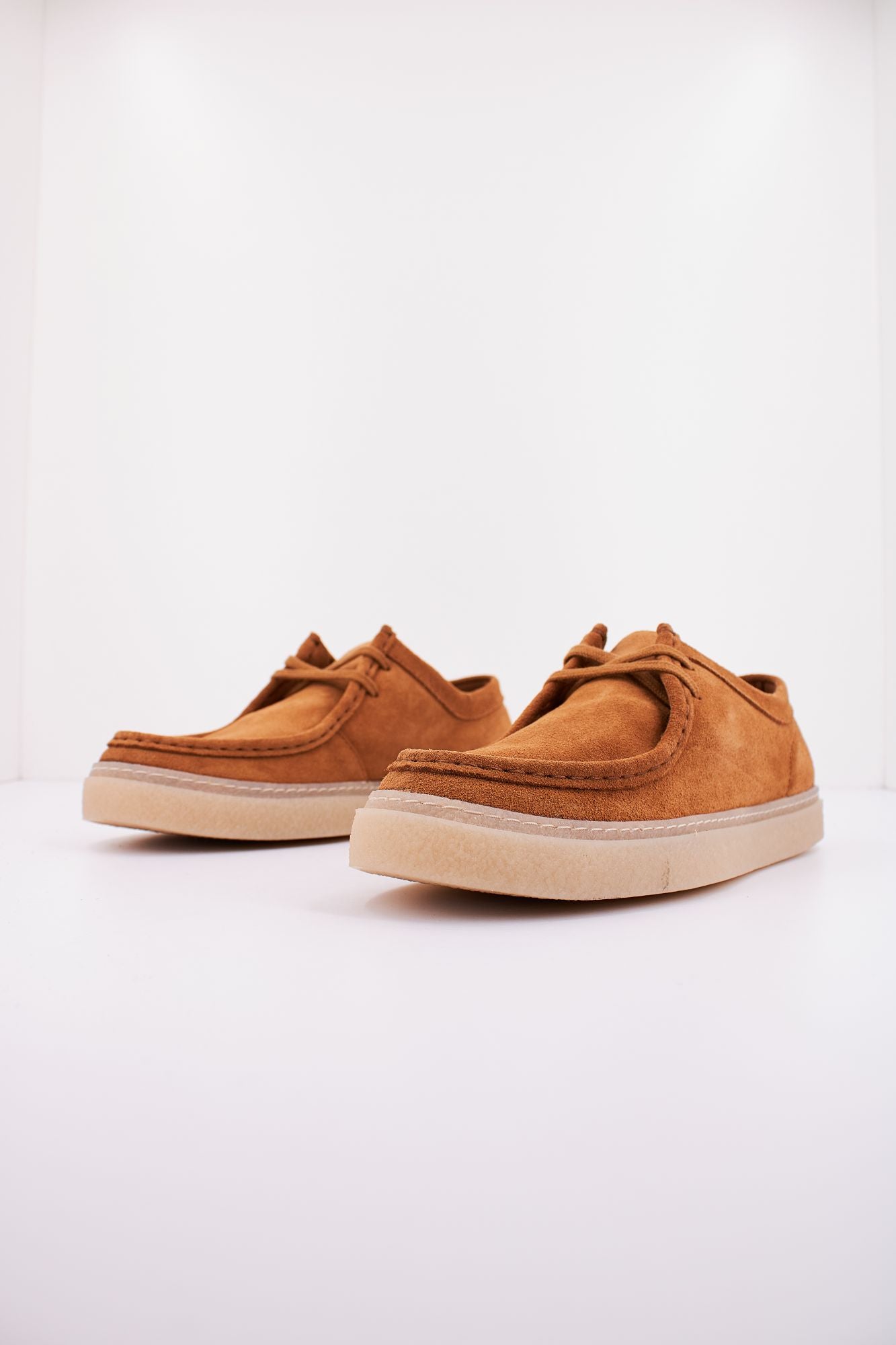 FRED PERRY DAWSON LOW SUEDE en color MARRON CLARO (2)
