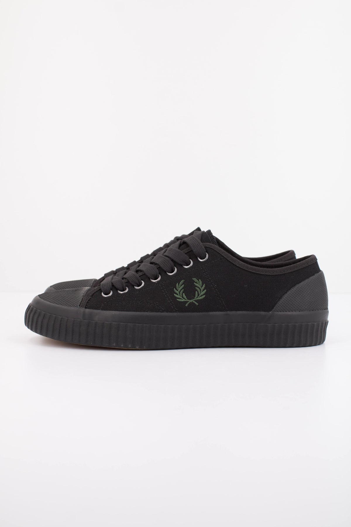 FRED PERRY HUGHES LOW CANVAS B4365 en color NEGRO (1)