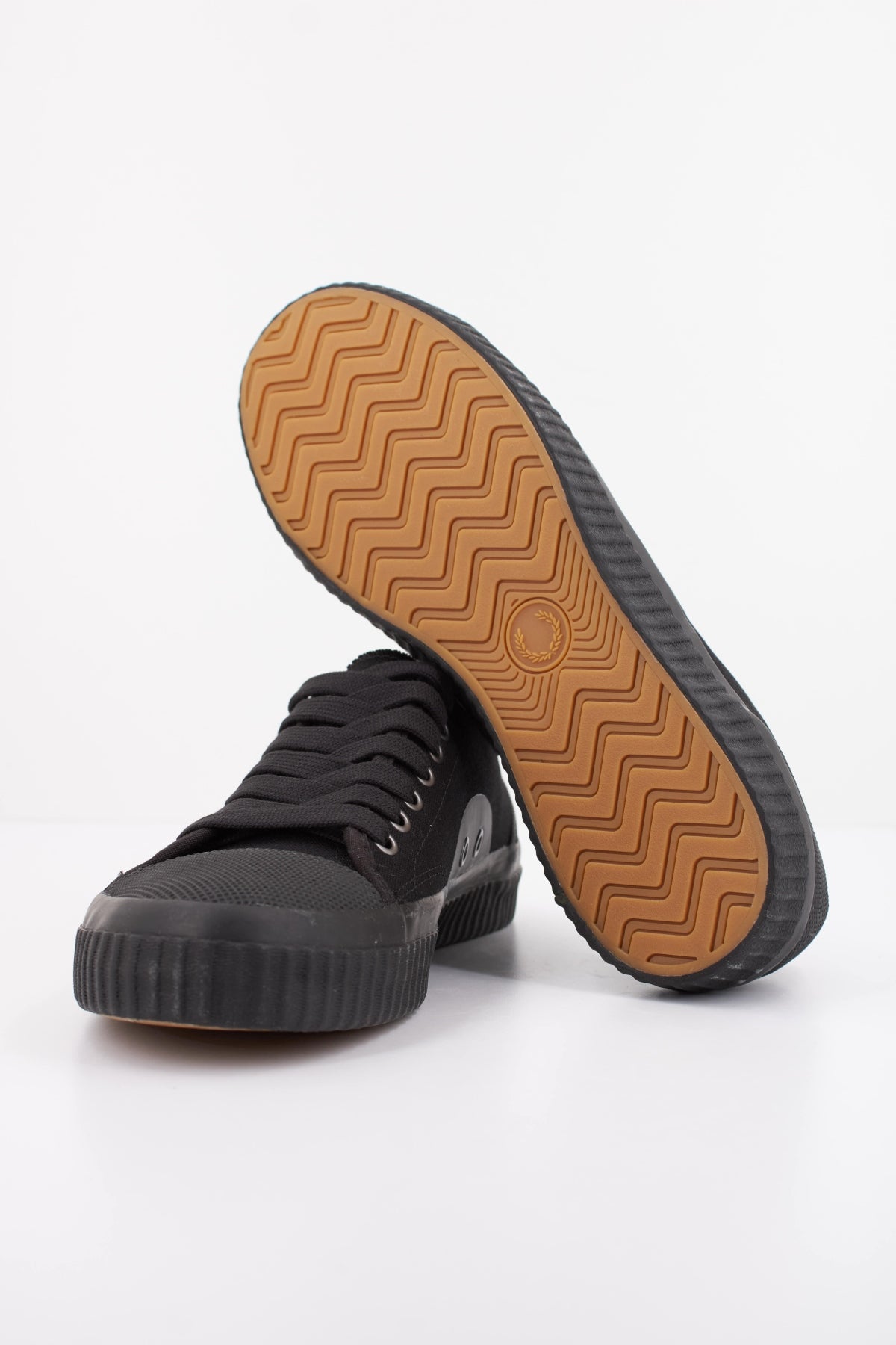FRED PERRY HUGHES LOW CANVAS B4365 en color NEGRO (5)