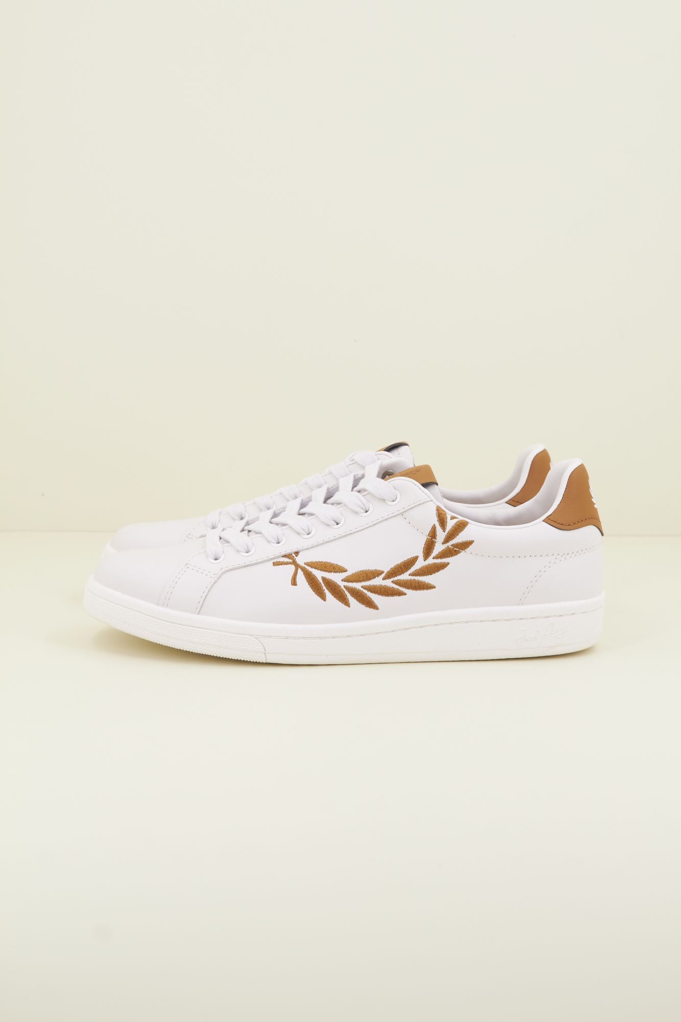 FRED PERRY LEATHER/BRANDED en color BEIS (1)