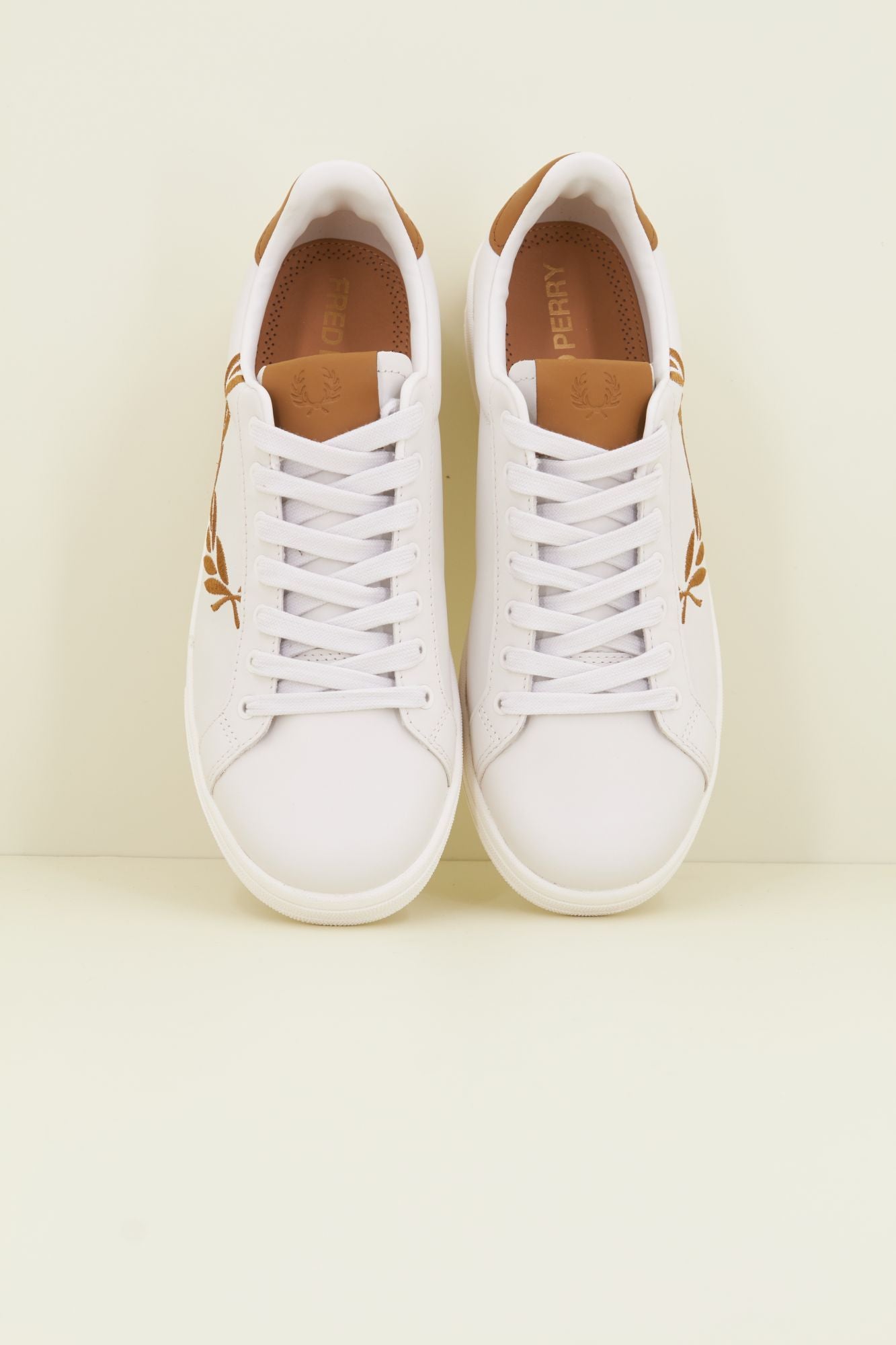 FRED PERRY LEATHER/BRANDED en color BEIS (2)