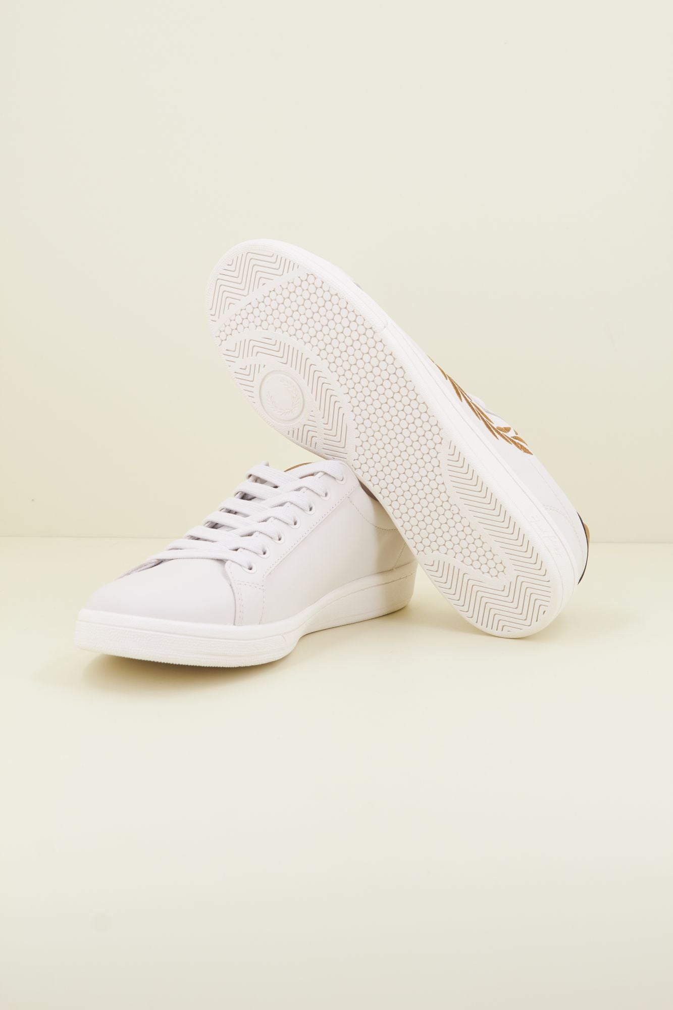 FRED PERRY LEATHER/BRANDED en color BEIS (4)