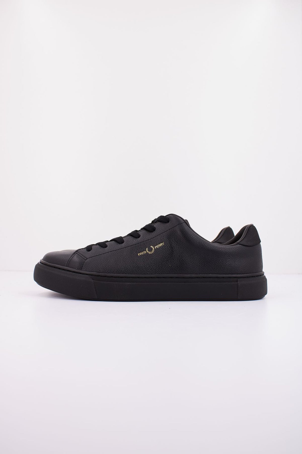 FRED PERRY B71 TUMBLED LEATHER B5311 en color NEGRO (1)