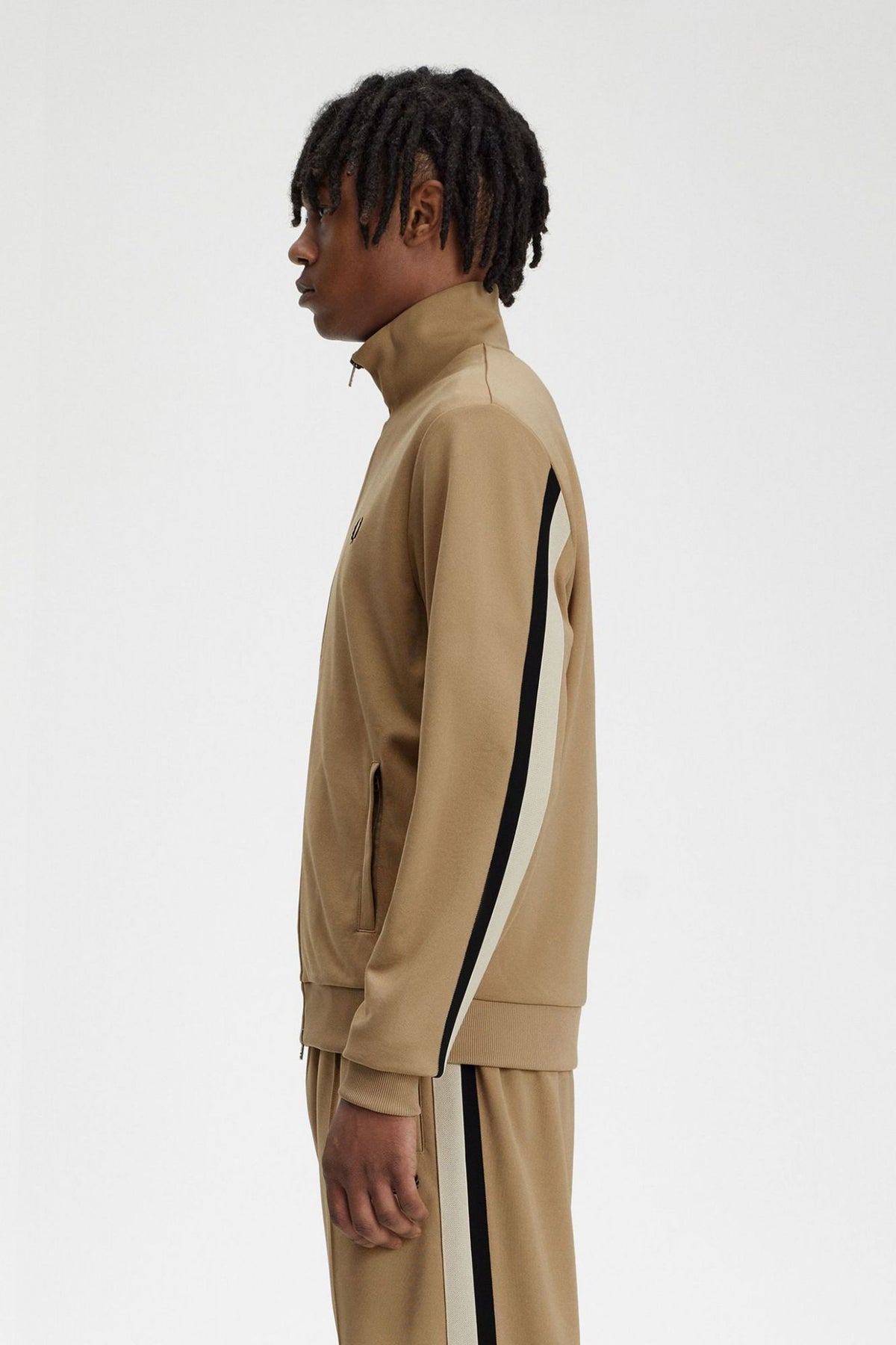 FRED PERRY TAPE DETAIL TRACK JACKET J7826FP en color MARRON CLARO (3)