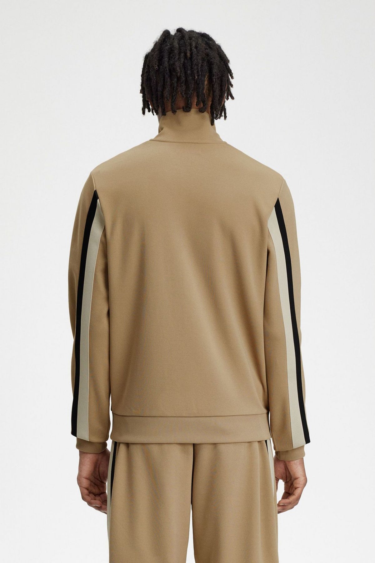 FRED PERRY TAPE DETAIL TRACK JACKET J7826FP en color MARRON CLARO (4)