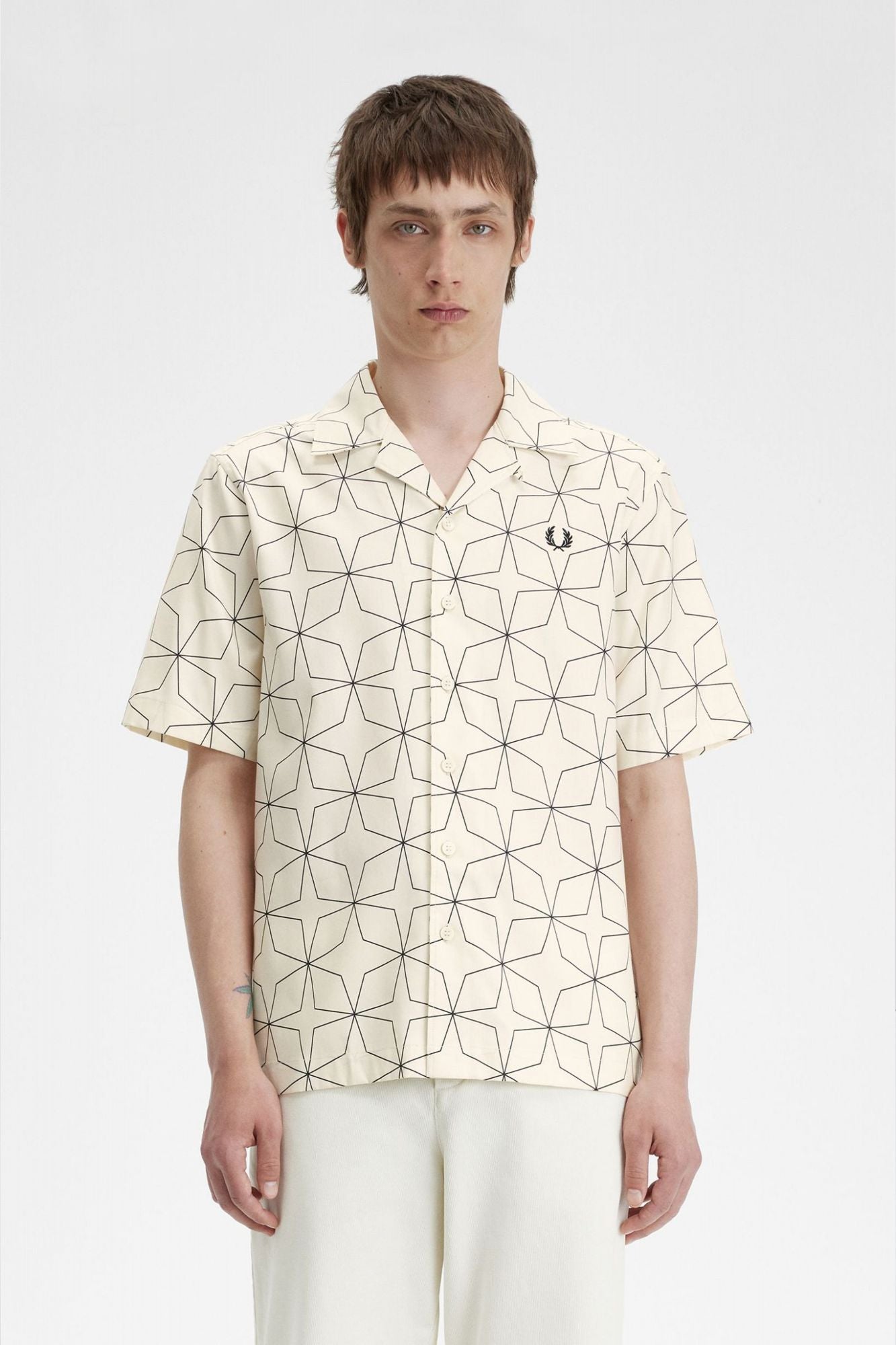 FRED PERRY GEOMETRIC PRINT REVERE en color BLANCO (1)