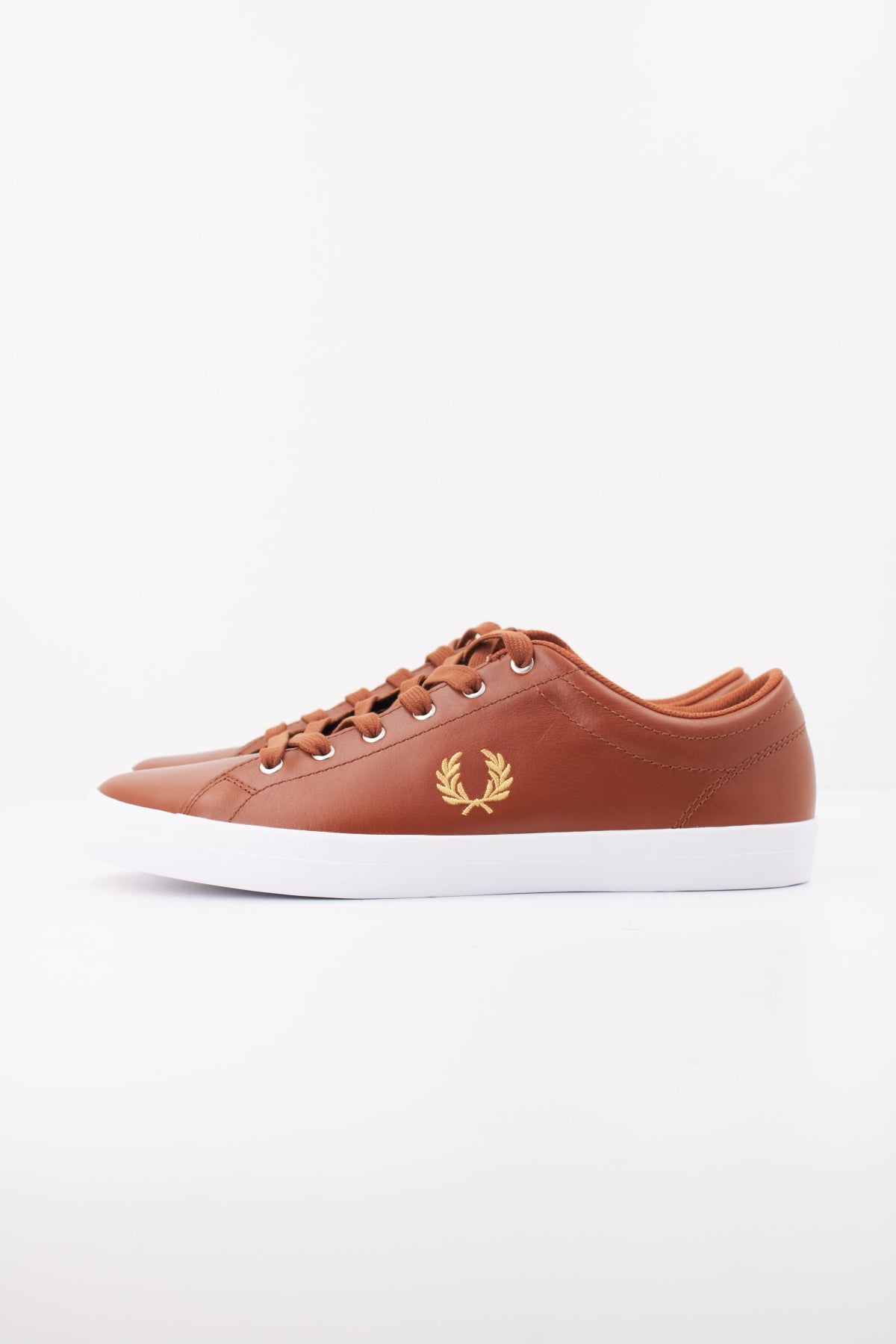 FRED PERRY BASELINE LEATHER B7311 en color MARRON (1)