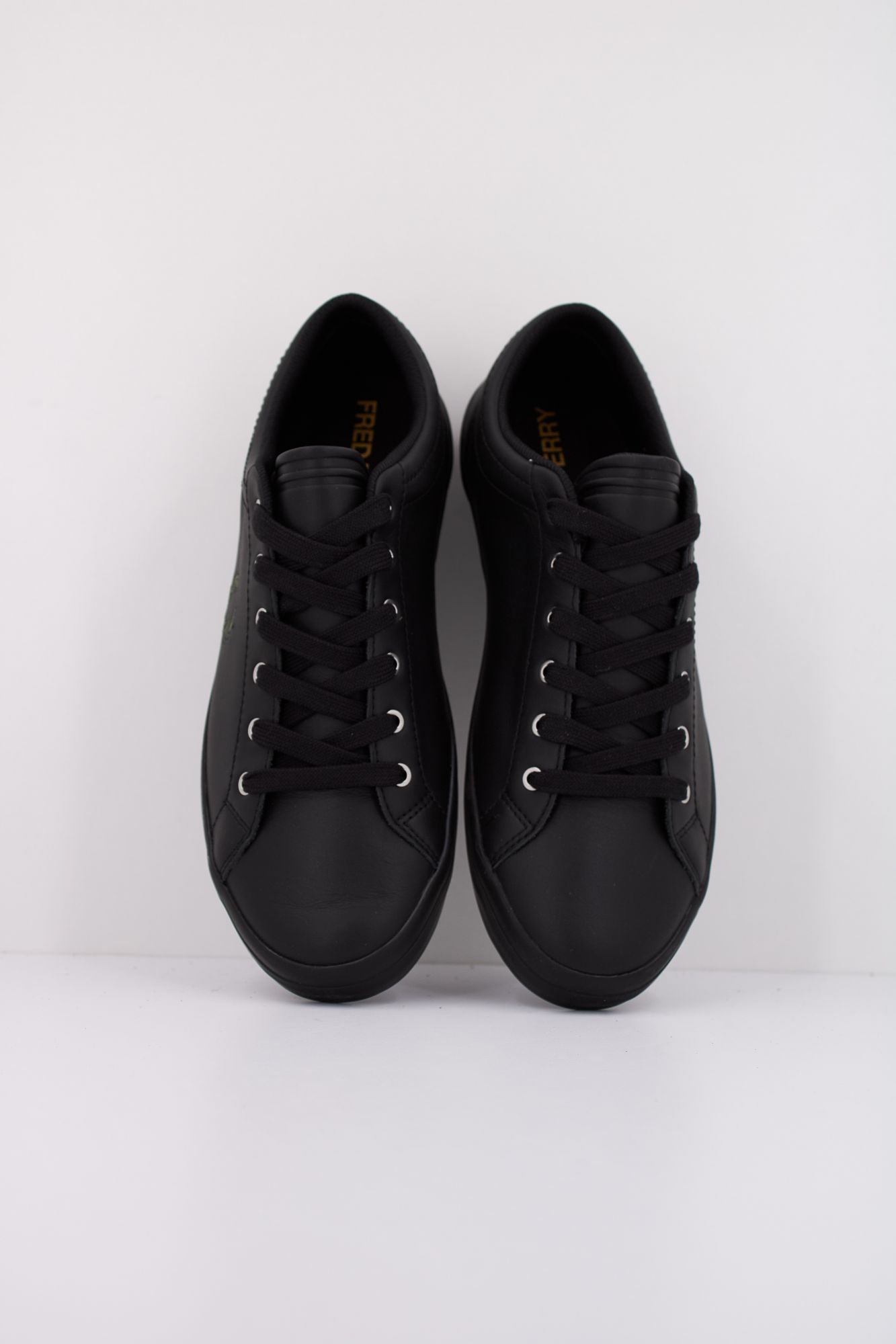 FRED PERRY BASELINE LEATHER en color NEGRO (3)