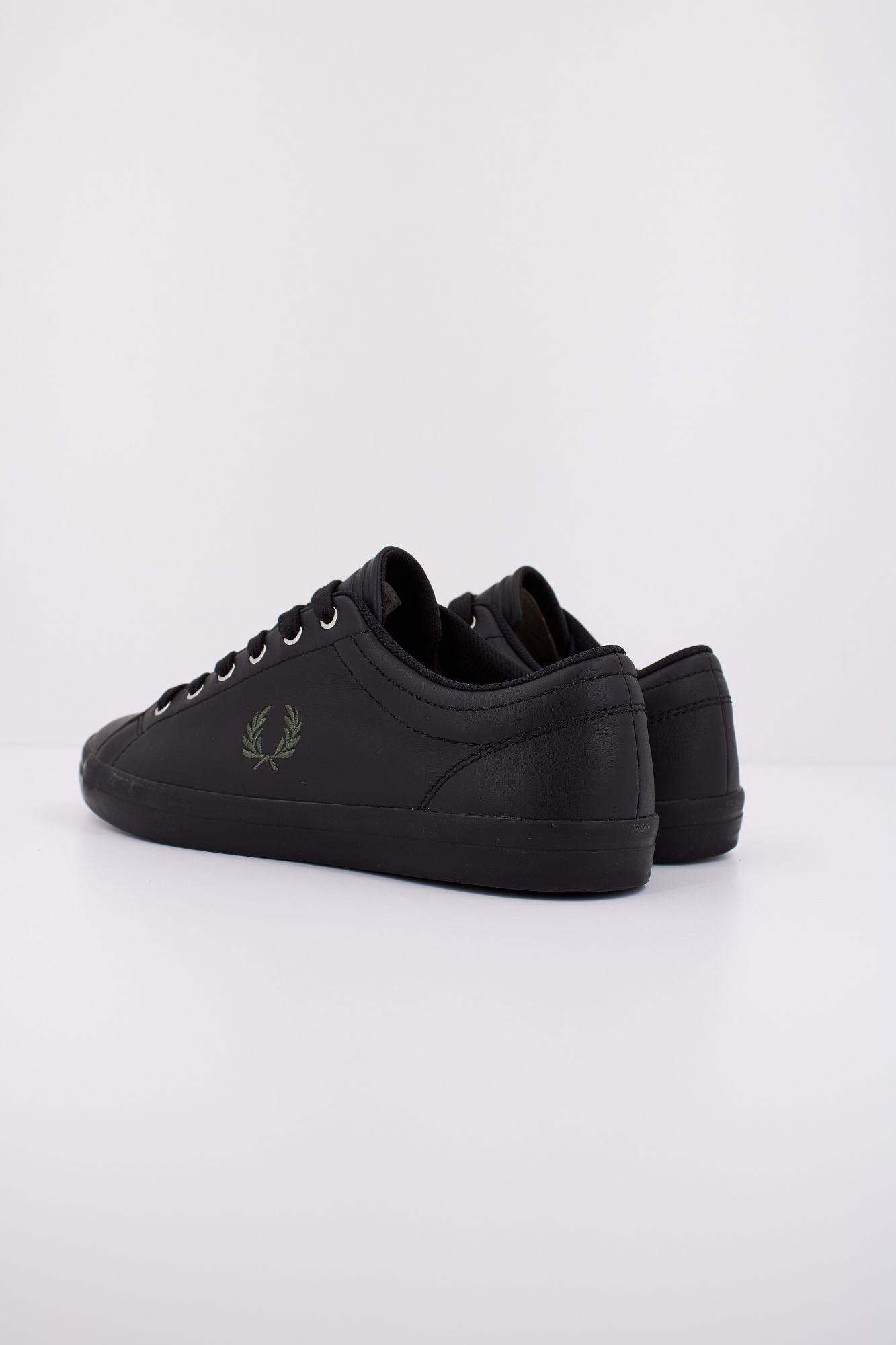 FRED PERRY BASELINE LEATHER en color NEGRO (4)