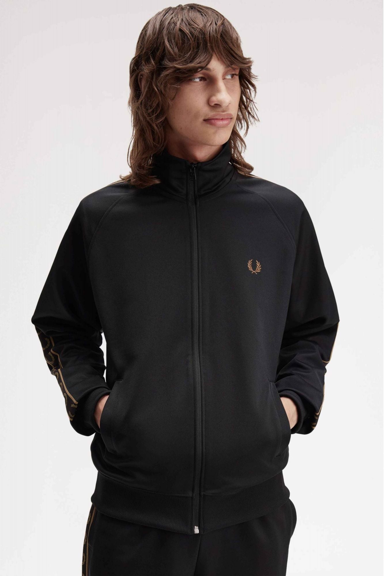 FRED PERRY CONTRAST TAPE TRACK KACKET en color NEGRO (4)
