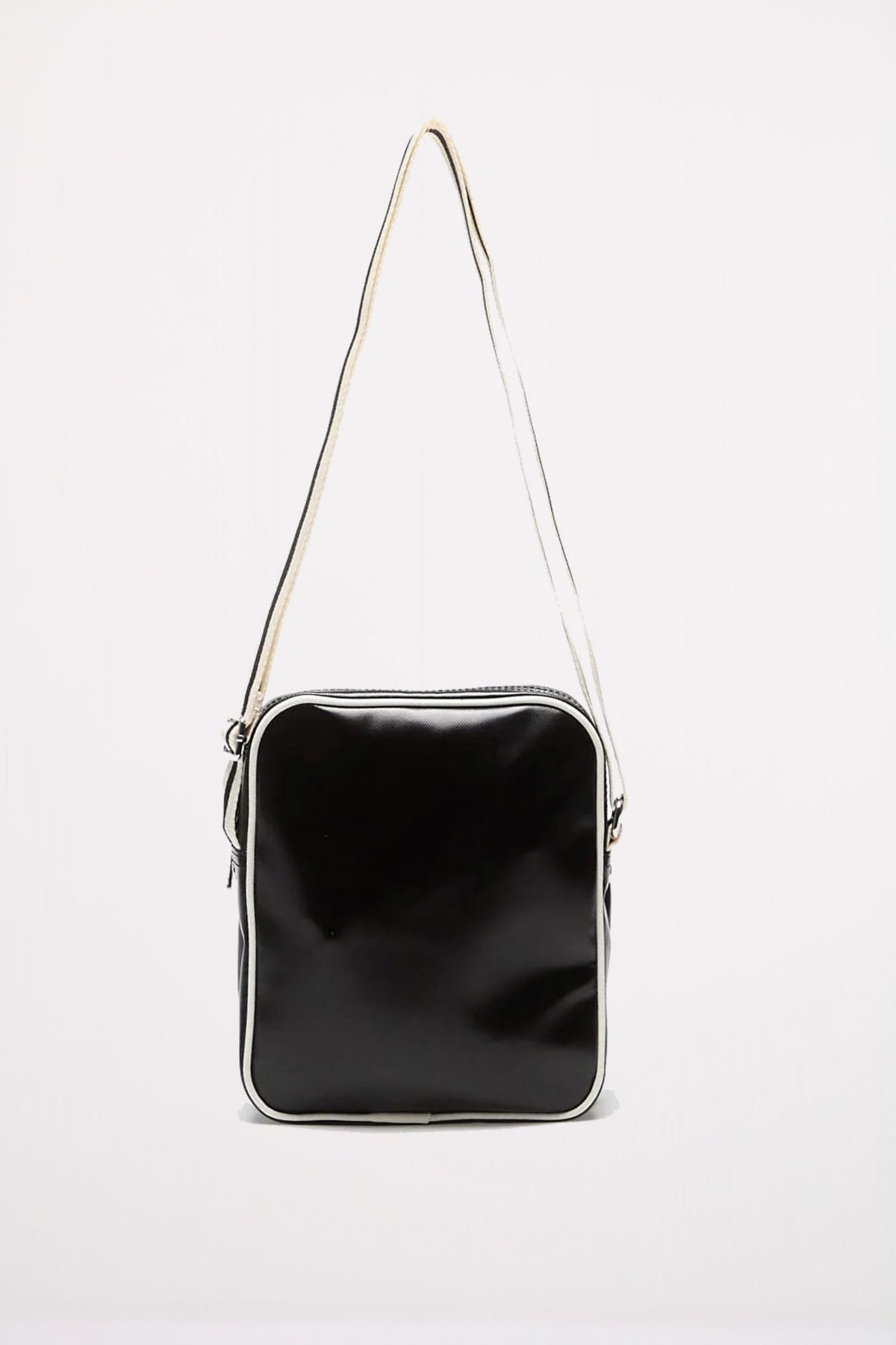 FRED PERRY CLASSIC SIDE BAG L8258FP en color NEGRO (2)