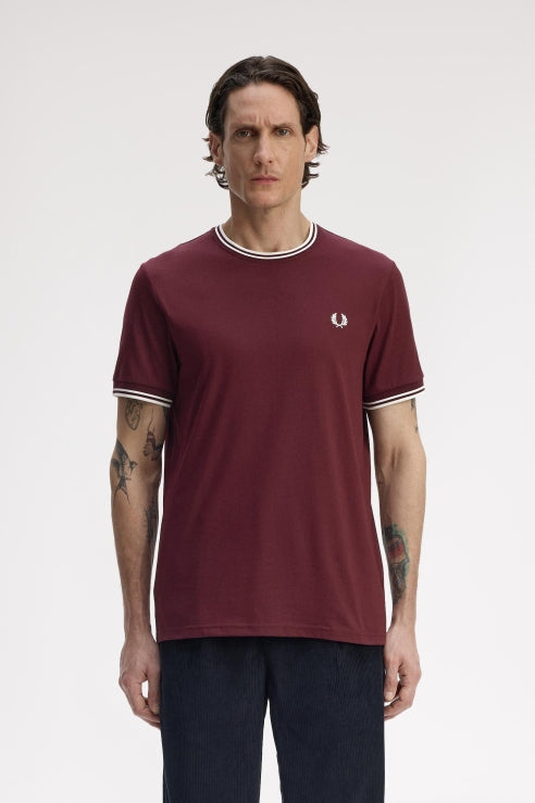 FRED PERRY TWIN TIPPED T-SHIRT en color BURDEOS (1)