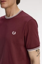 FRED PERRY TWIN TIPPED T-SHIRT en color BURDEOS (3)