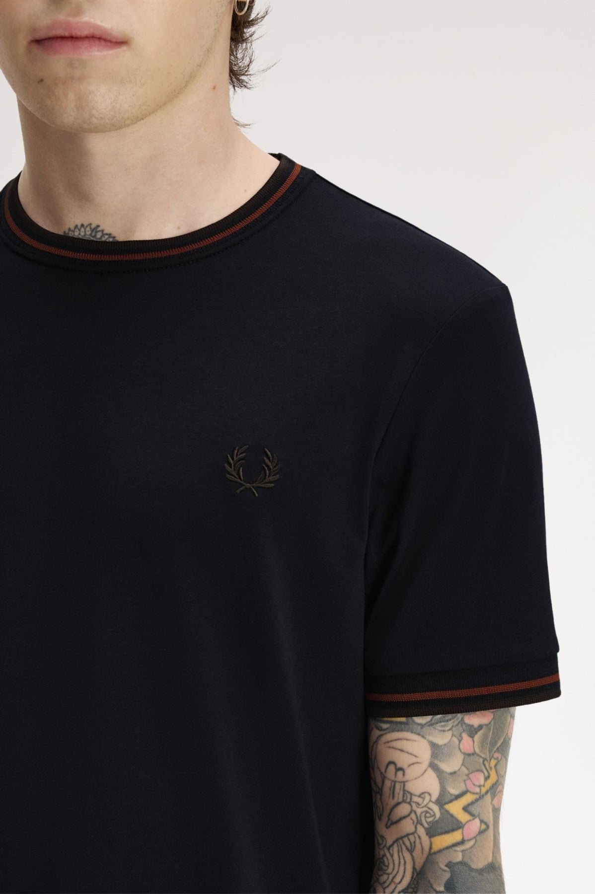 FRED PERRY M1588FP TWIN TIPPED T SHIRT en color NEGRO (3)