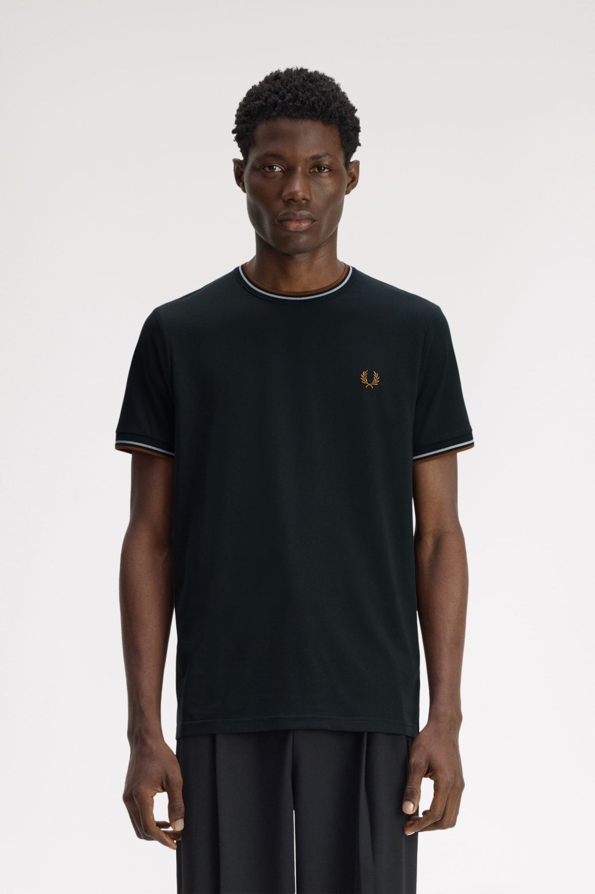 FRED PERRY TWIN TIPPED T-SHIRT M1588FP en color VERDE (1)