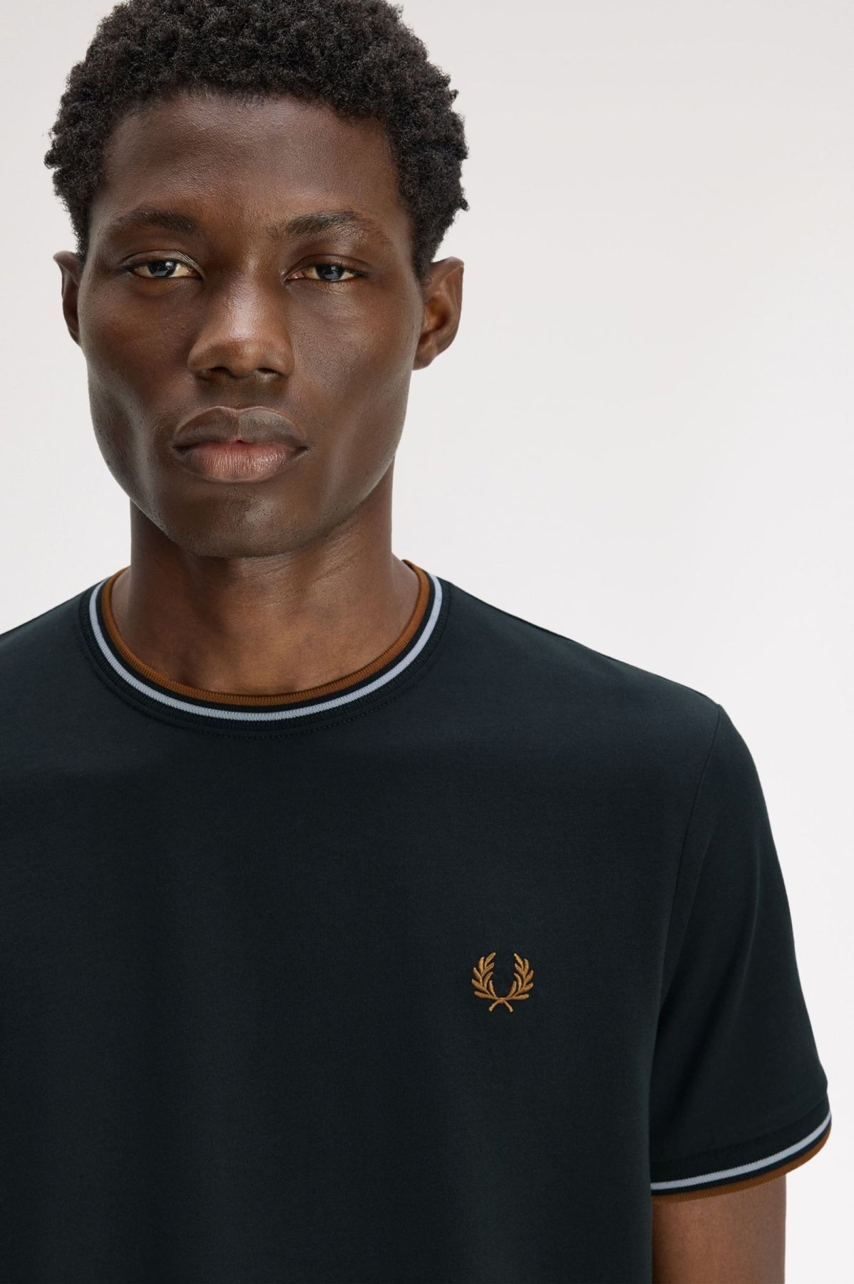 FRED PERRY TWIN TIPPED T-SHIRT M1588FP en color VERDE (3)
