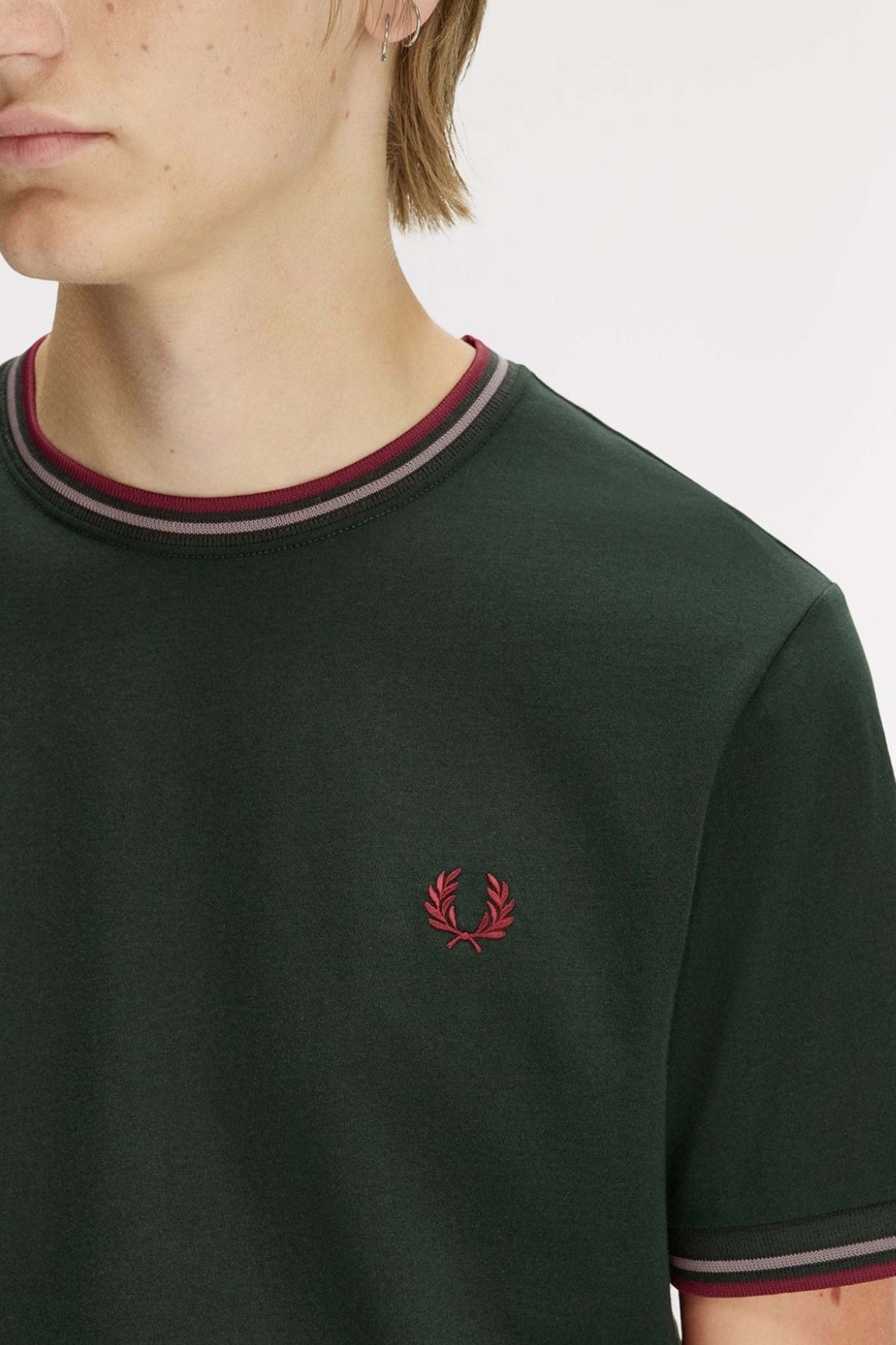 FRED PERRY TWIN TIPPED T-SHIRT en color VERDE (4)
