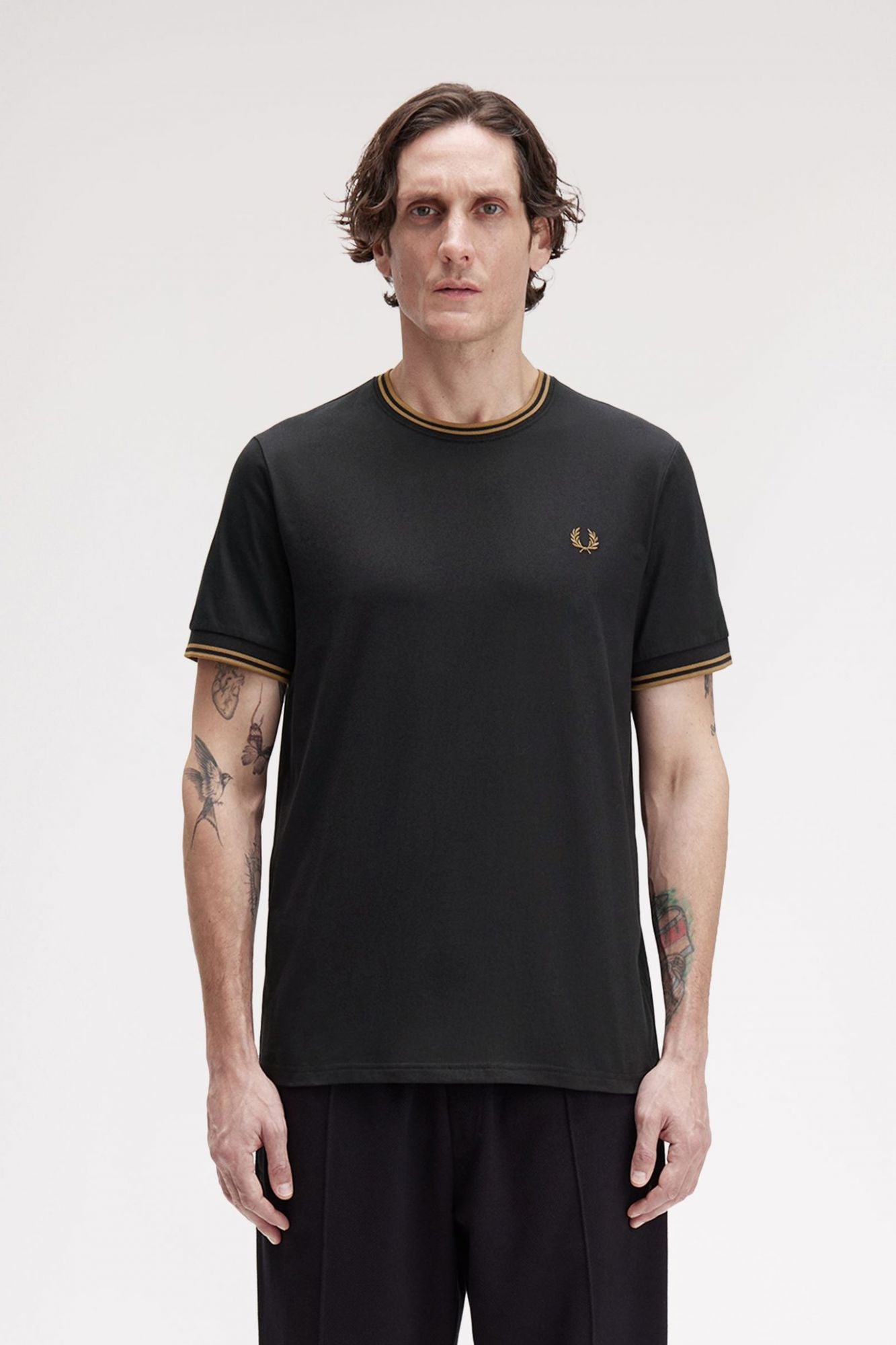 FRED PERRY TWIN TIPPED T-SHIRT en color NEGRO (1)