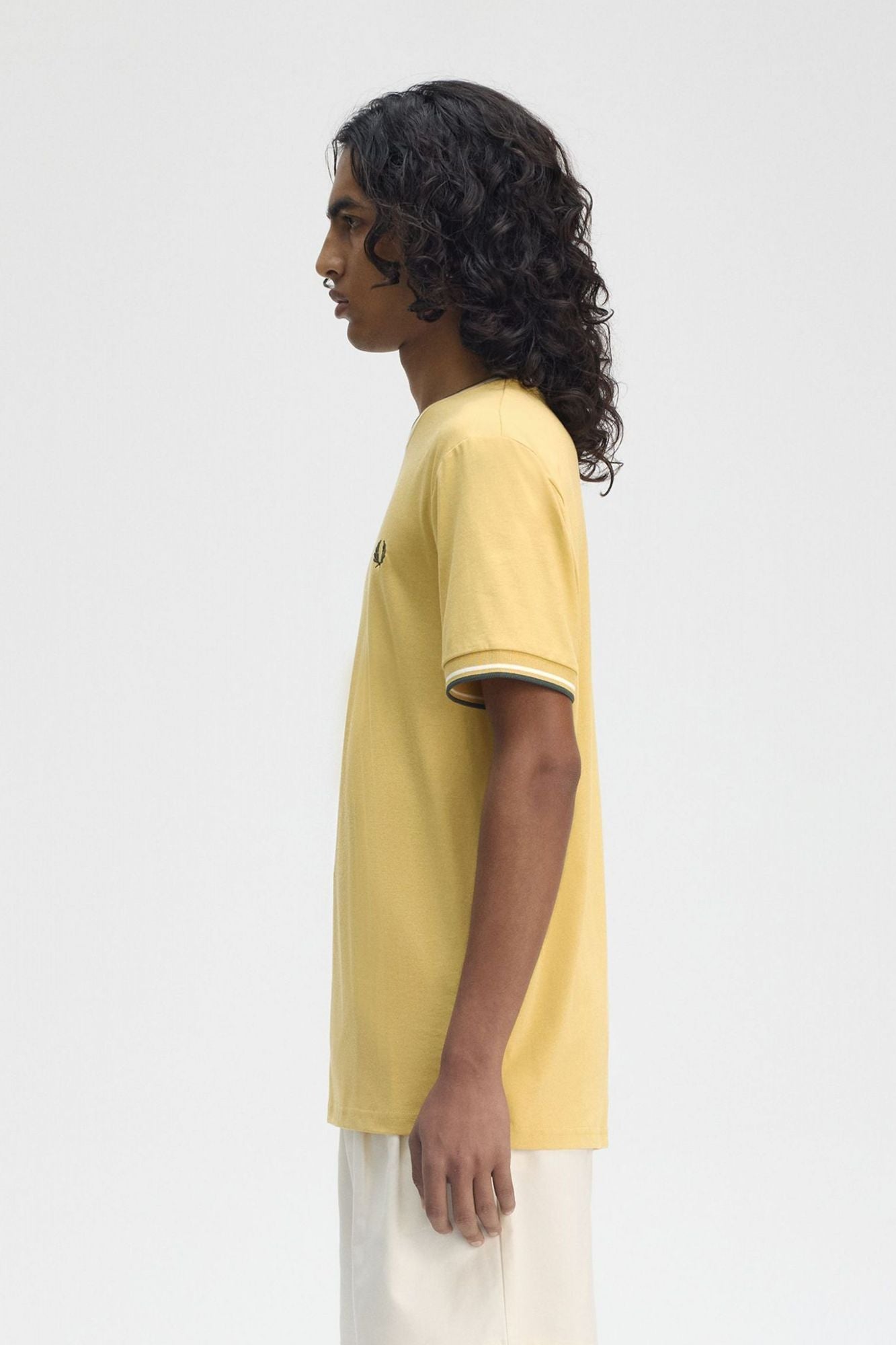 FRED PERRY TWIN TIPPED T-SHIRT en color AMARILLO (3)