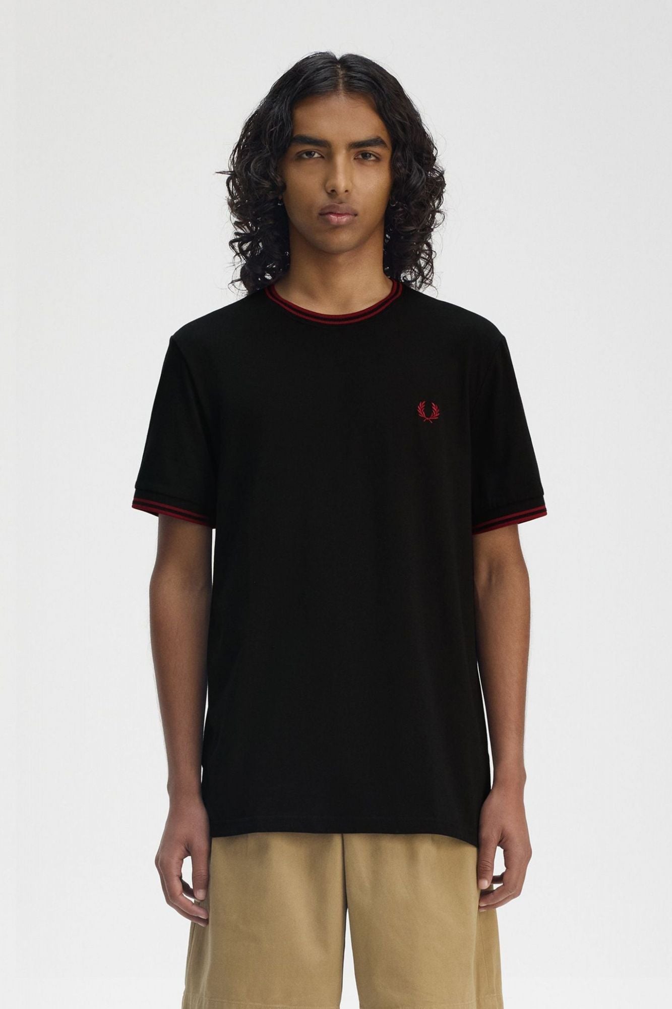 FRED PERRY TWIN TIPPED en color NEGRO (1)