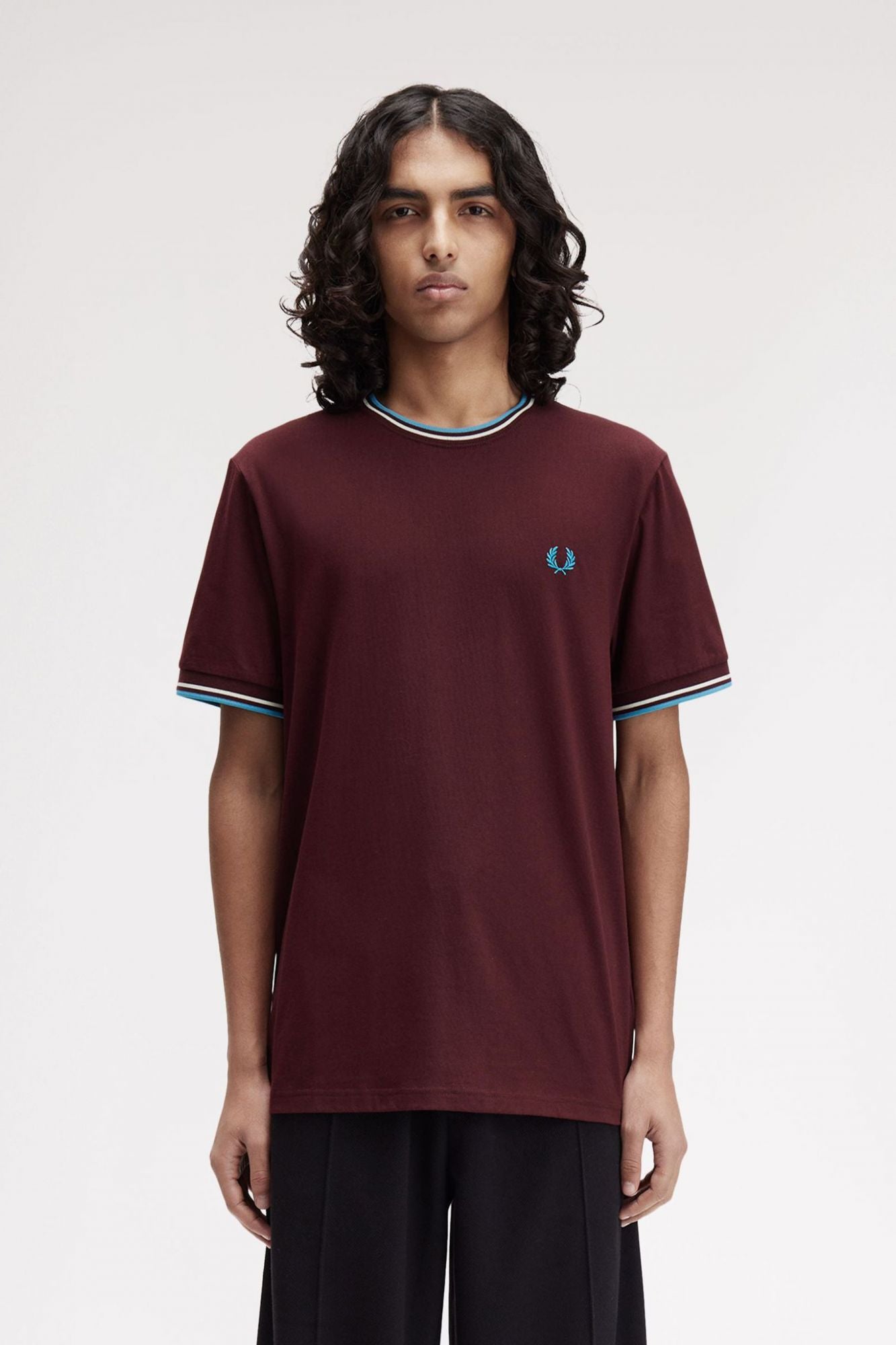 FRED PERRY TWIN TIPPED T-SHIRT en color BURDEOS (1)
