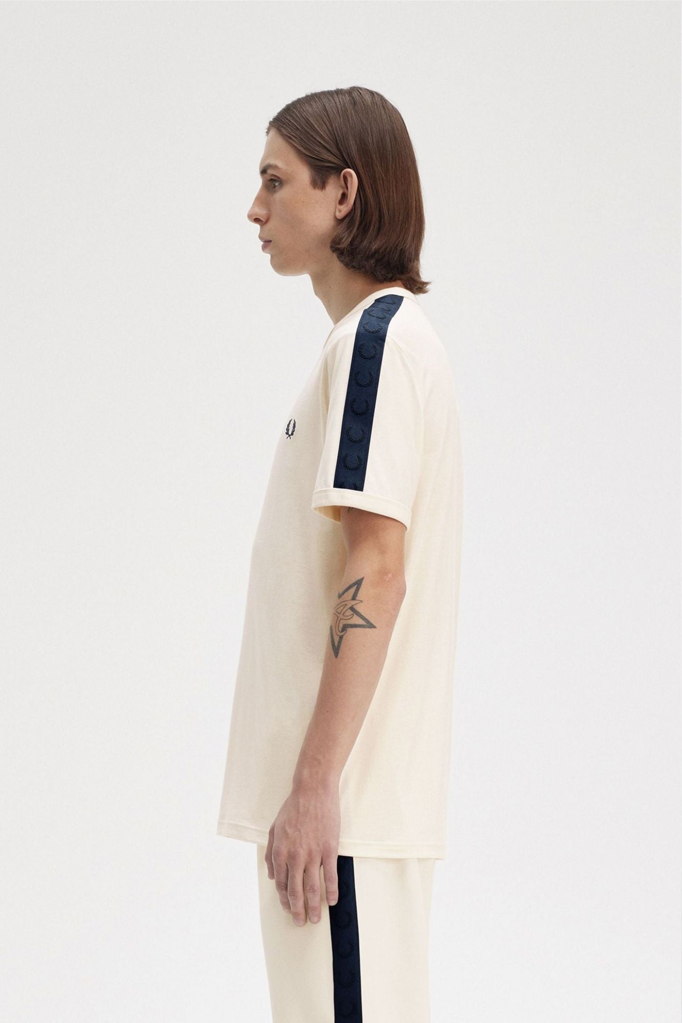 FRED PERRY CONTRAST TAPE RINGER T-SHIR en color BEIS (3)