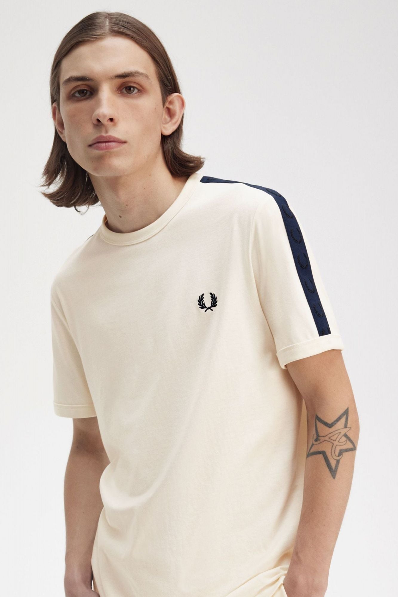 FRED PERRY CONTRAST TAPE RINGER T-SHIR en color BEIS (4)