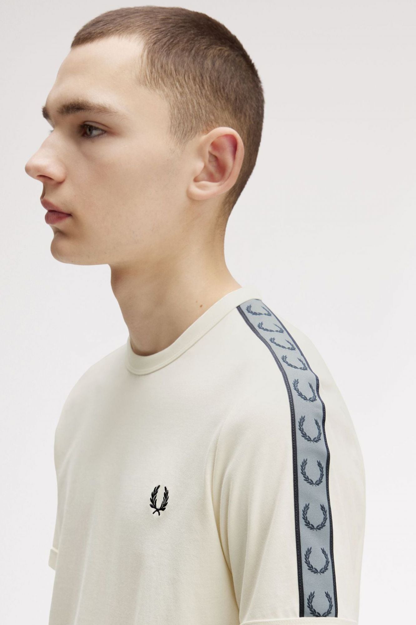 FRED PERRY CONTRAST TAPE RINGER T-SHIR en color BLANCO (2)