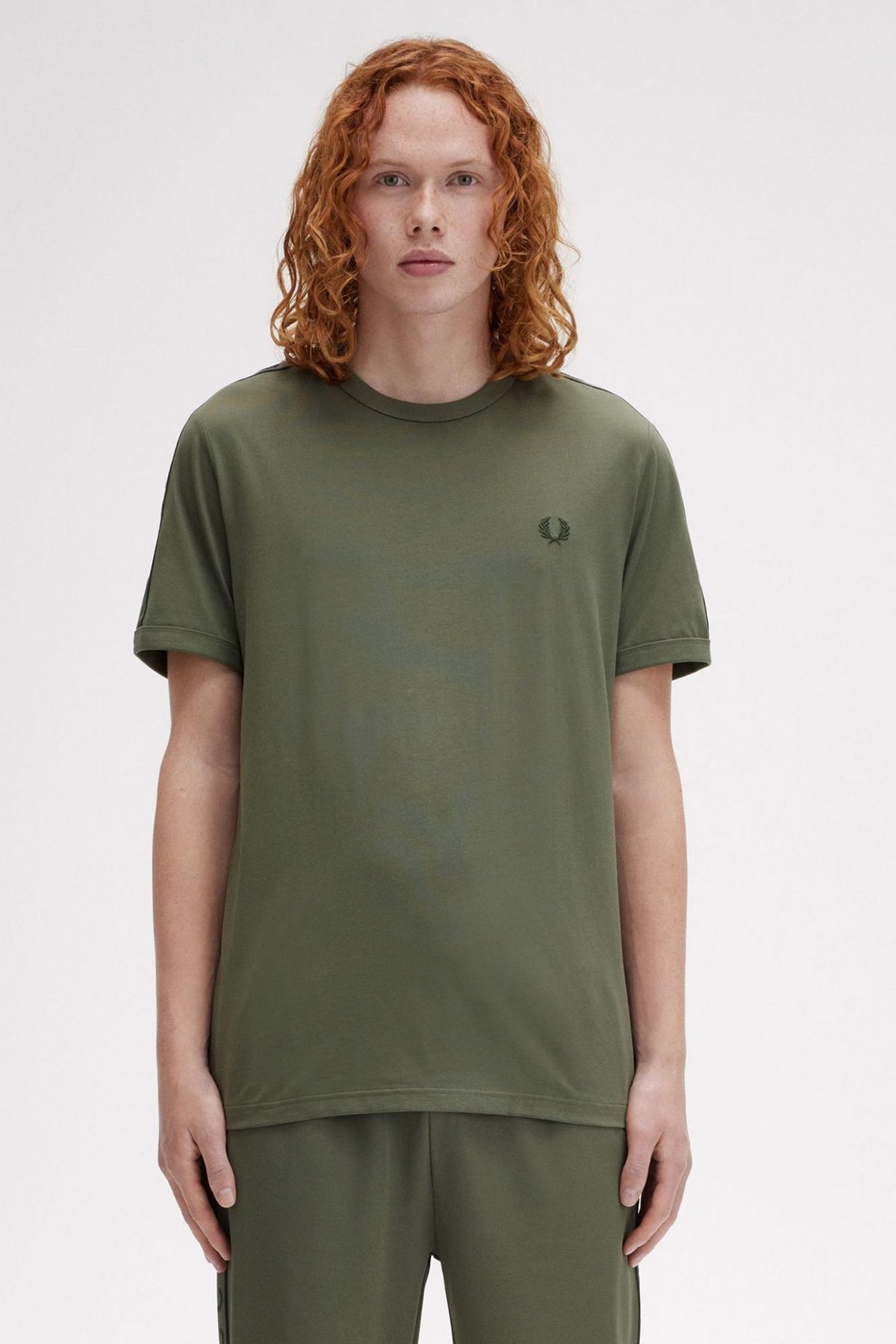 FRED PERRY CONTRAST TAPE RINGER M4613FP en color VERDE (1)
