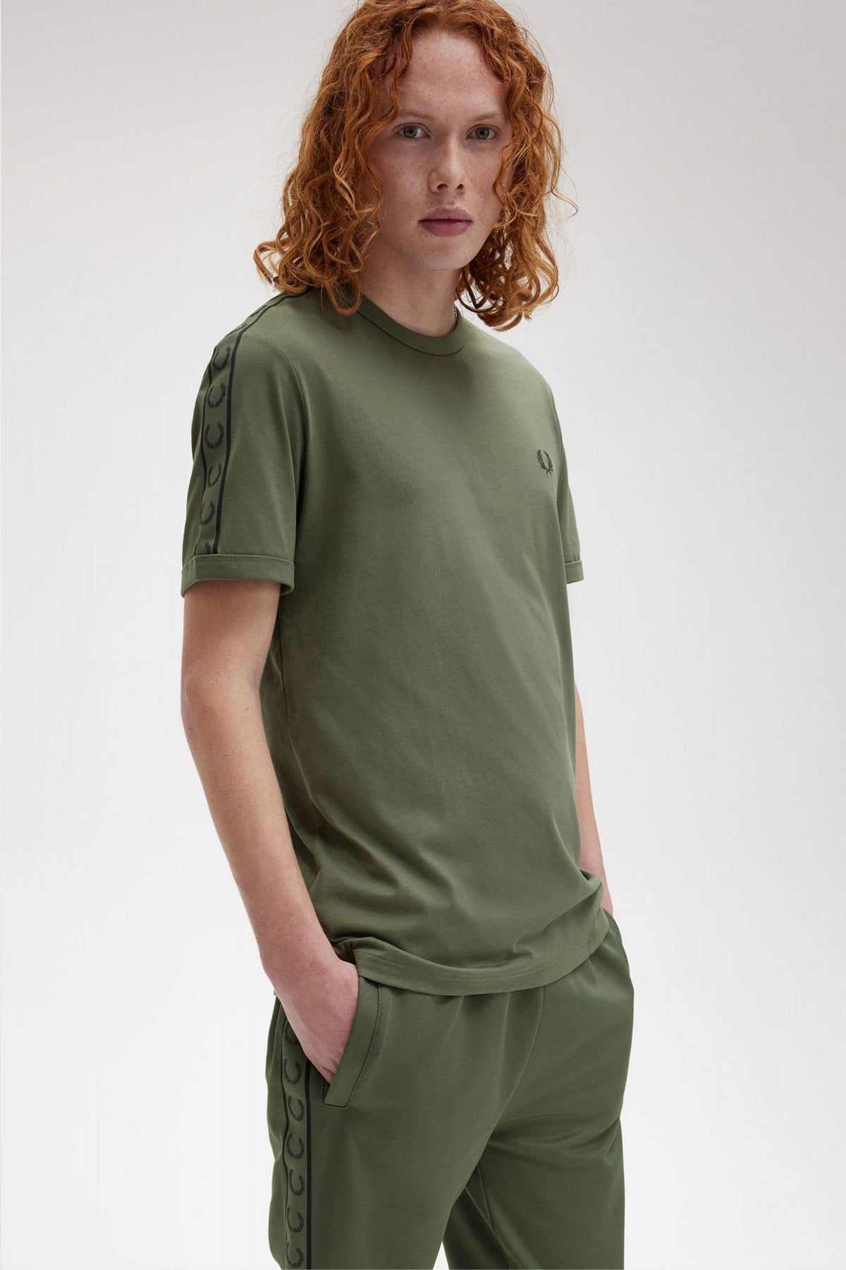 FRED PERRY CONTRAST TAPE RINGER M4613FP en color VERDE (4)