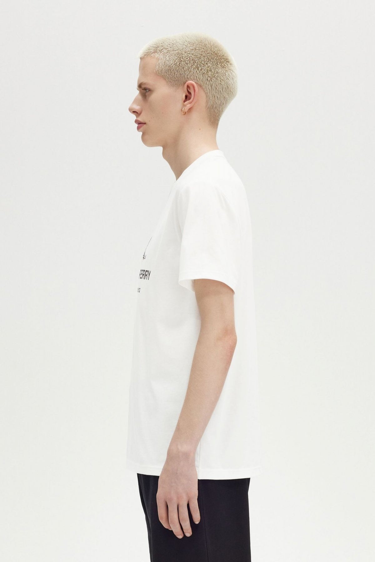FRED PERRY GRAPHIC T-SHIRT M8588FP en color BLANCO (3)
