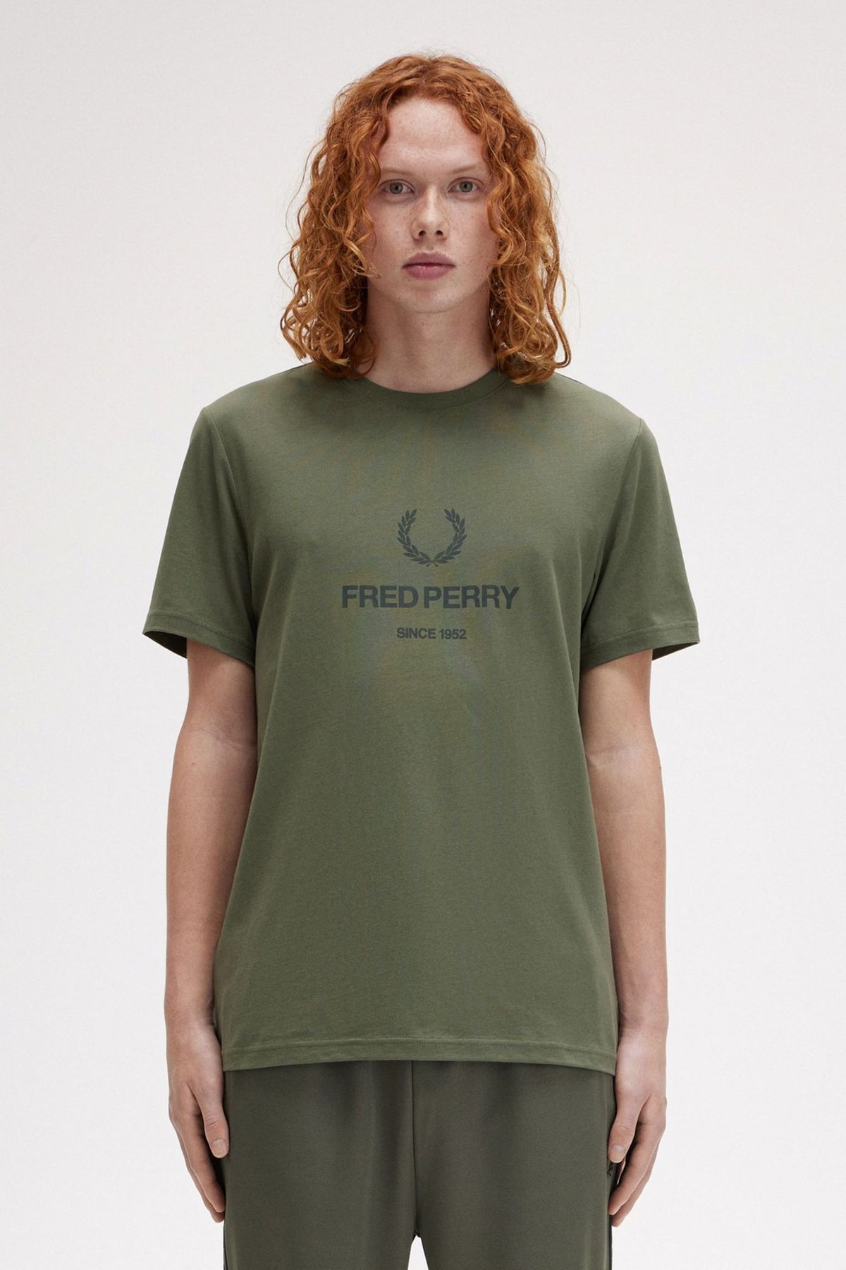 FRED PERRY GRAPHIC T-SHIRT M8588FP en color VERDE (1)