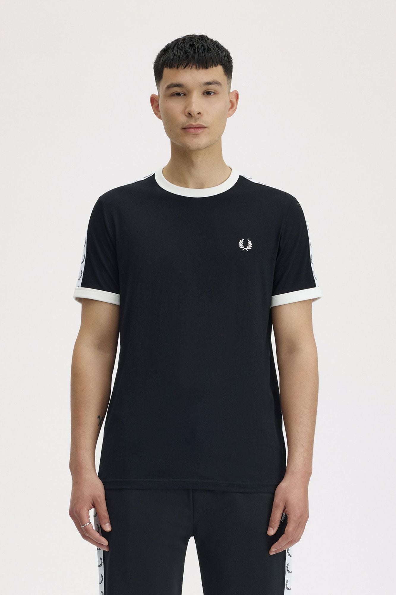 FRED PERRY TAPED RINGER T-SHIRT en color NEGRO (1)