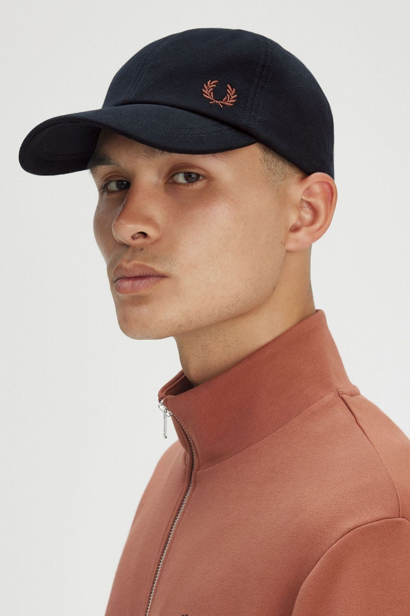FRED PERRY PIQUE CLASSIC CAP en color AZUL (4)