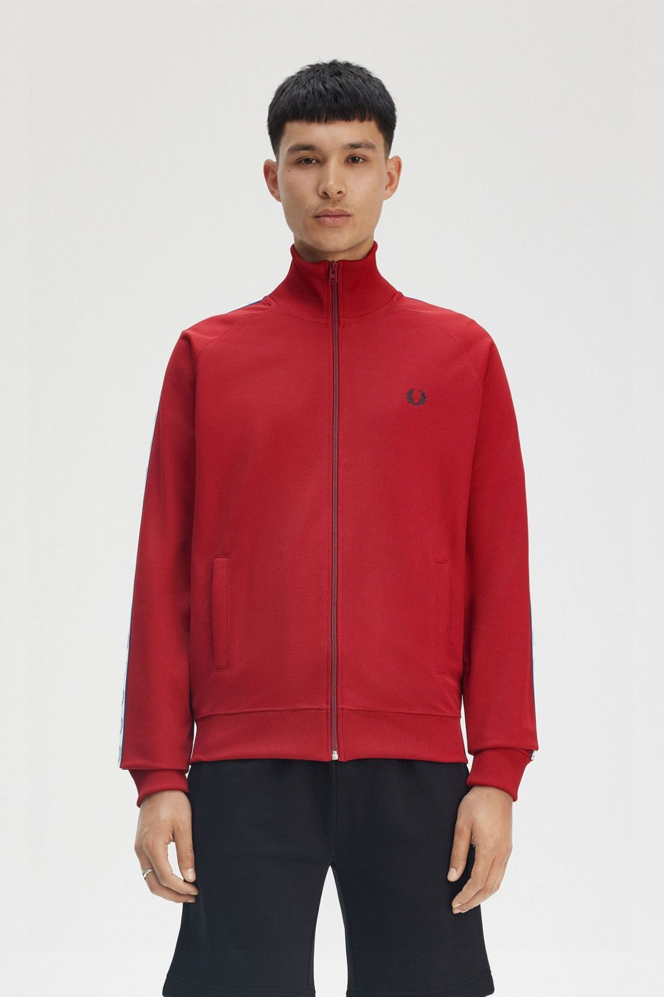FRED PERRY TAPED TRACK JACKET en color ROJO (1)