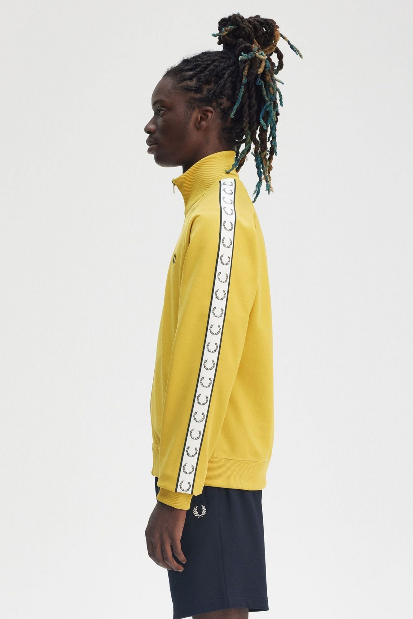 FRED PERRY TAPED TRACK JACKET en color AMARILLO (4)