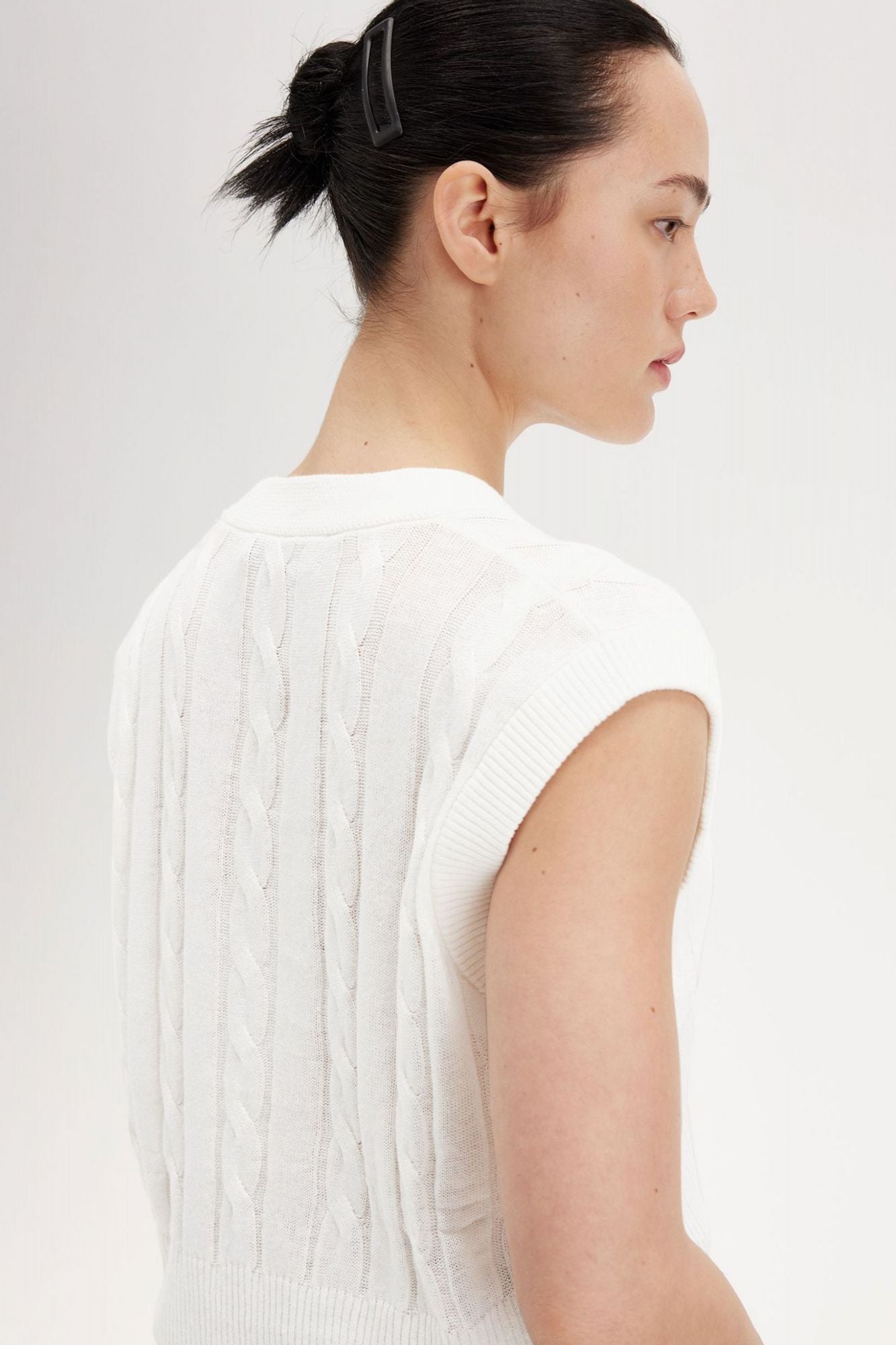 FRED PERRY CABLE KNIT TANK en color BLANCO (3)