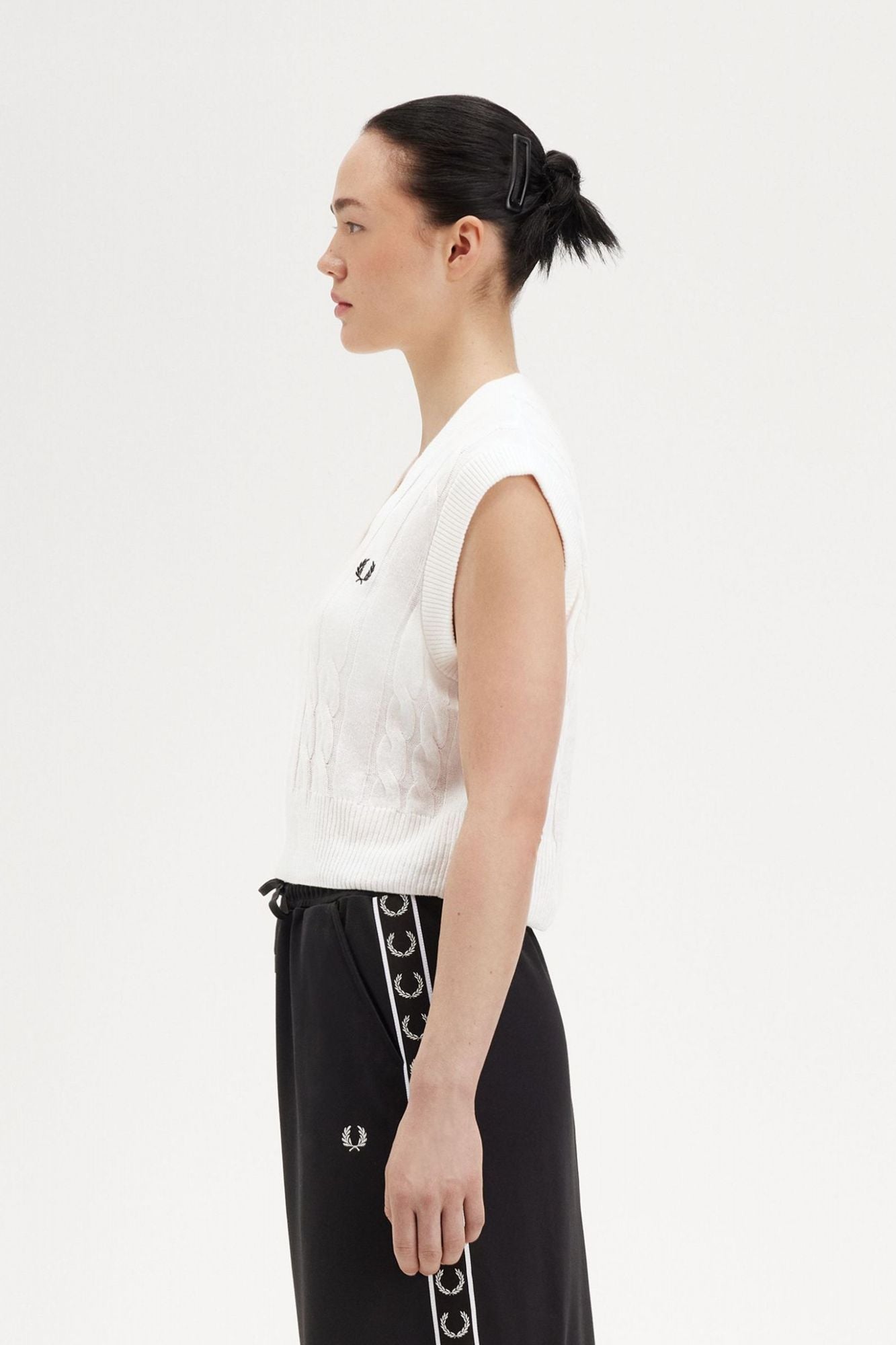 FRED PERRY CABLE KNIT TANK en color BLANCO (4)