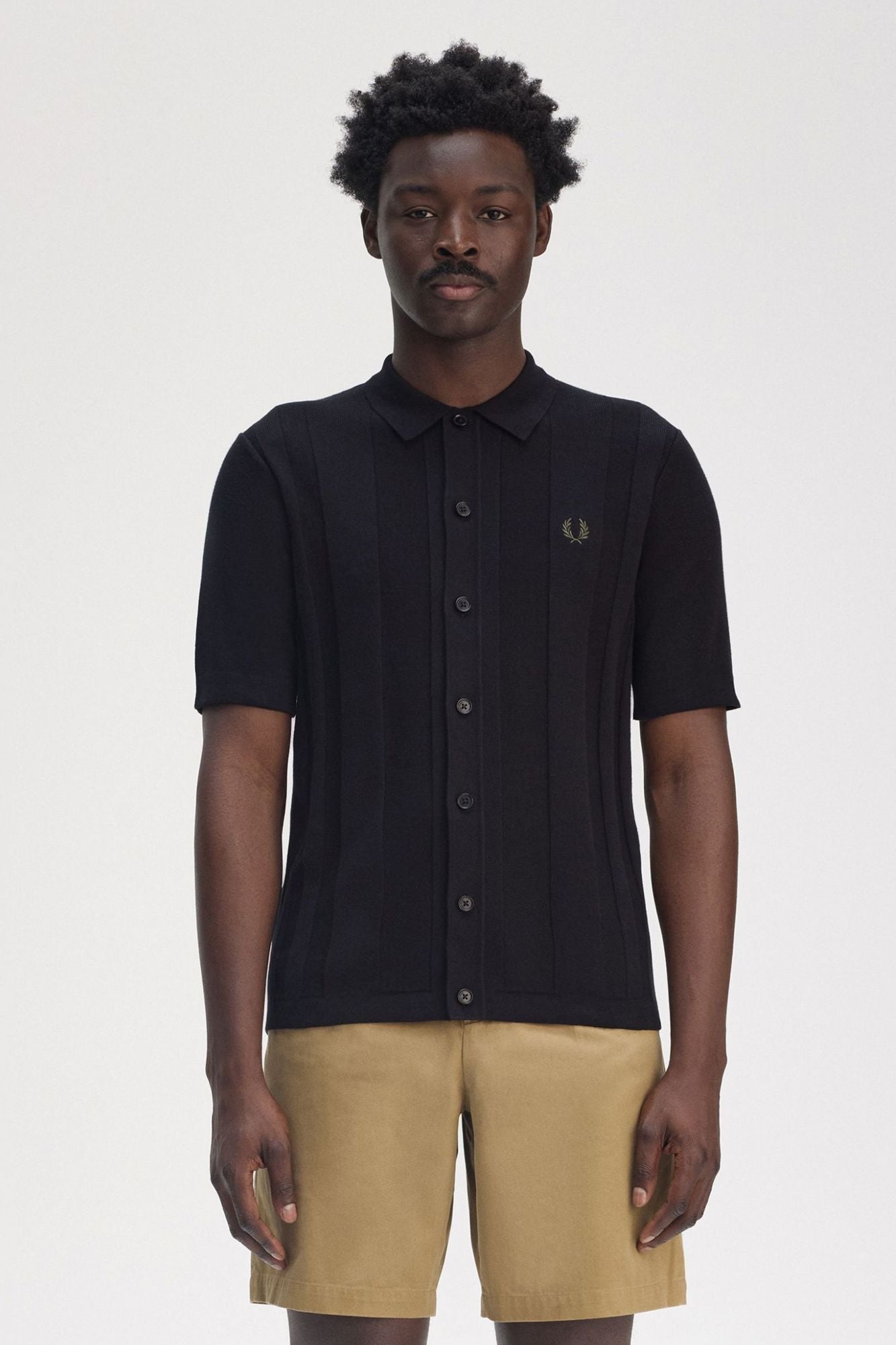 FRED PERRY BUTTON THROUGH SS SHIRT en color NEGRO (1)