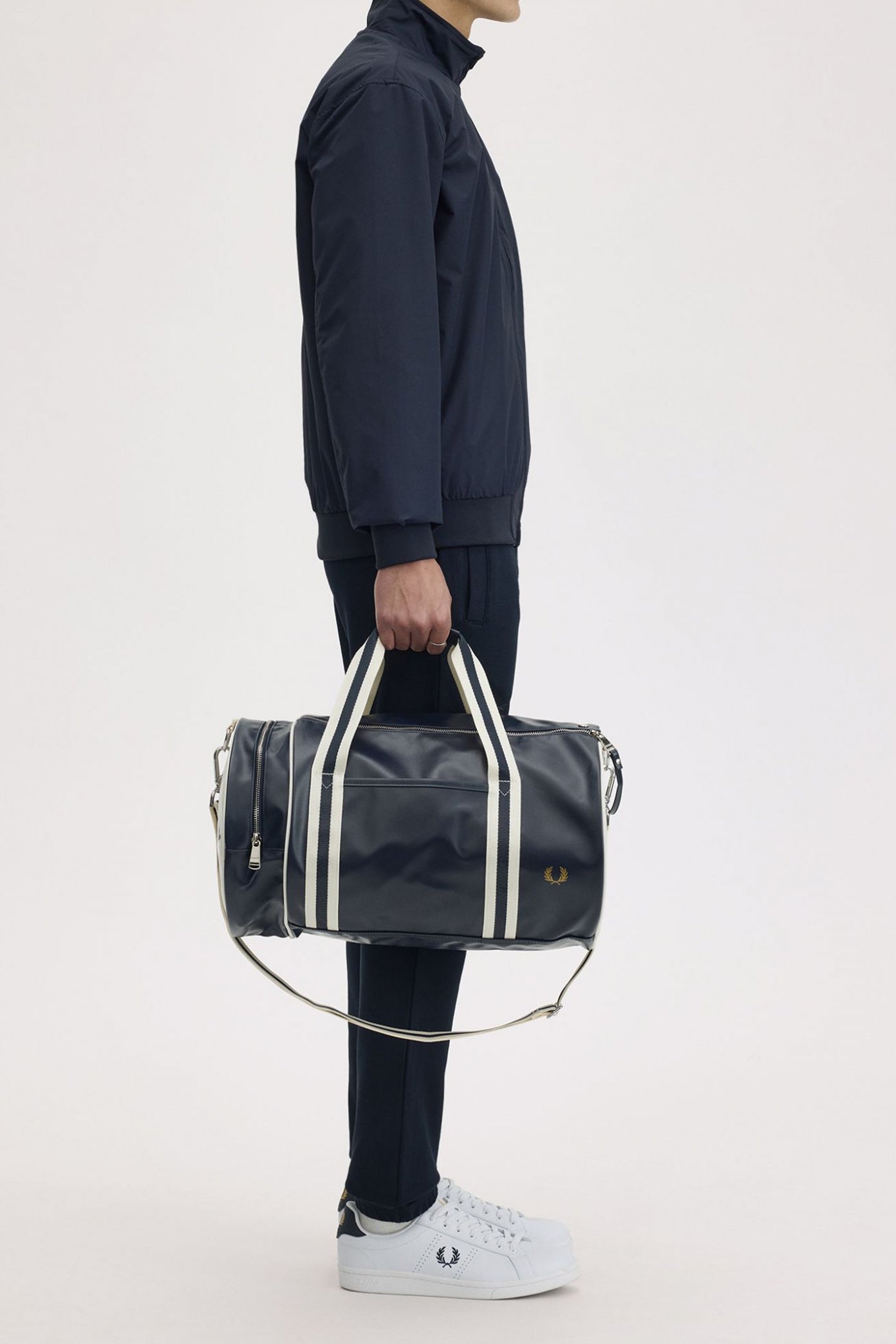 FRED PERRY CLASSIC BARREL BAG en color AZUL (4)