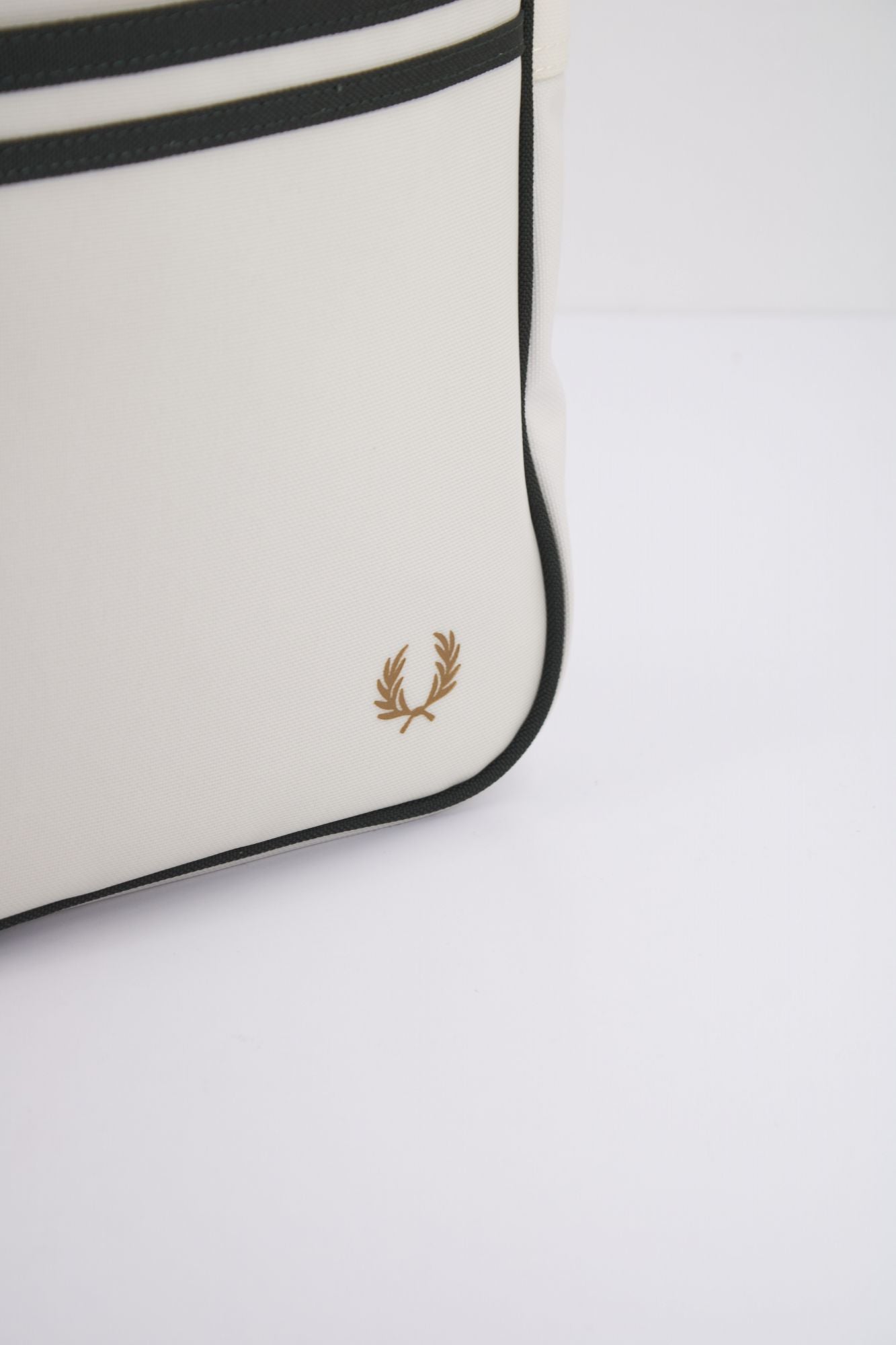 FRED PERRY CLASSIC SHOULDER BAG en color BLANCO (4)