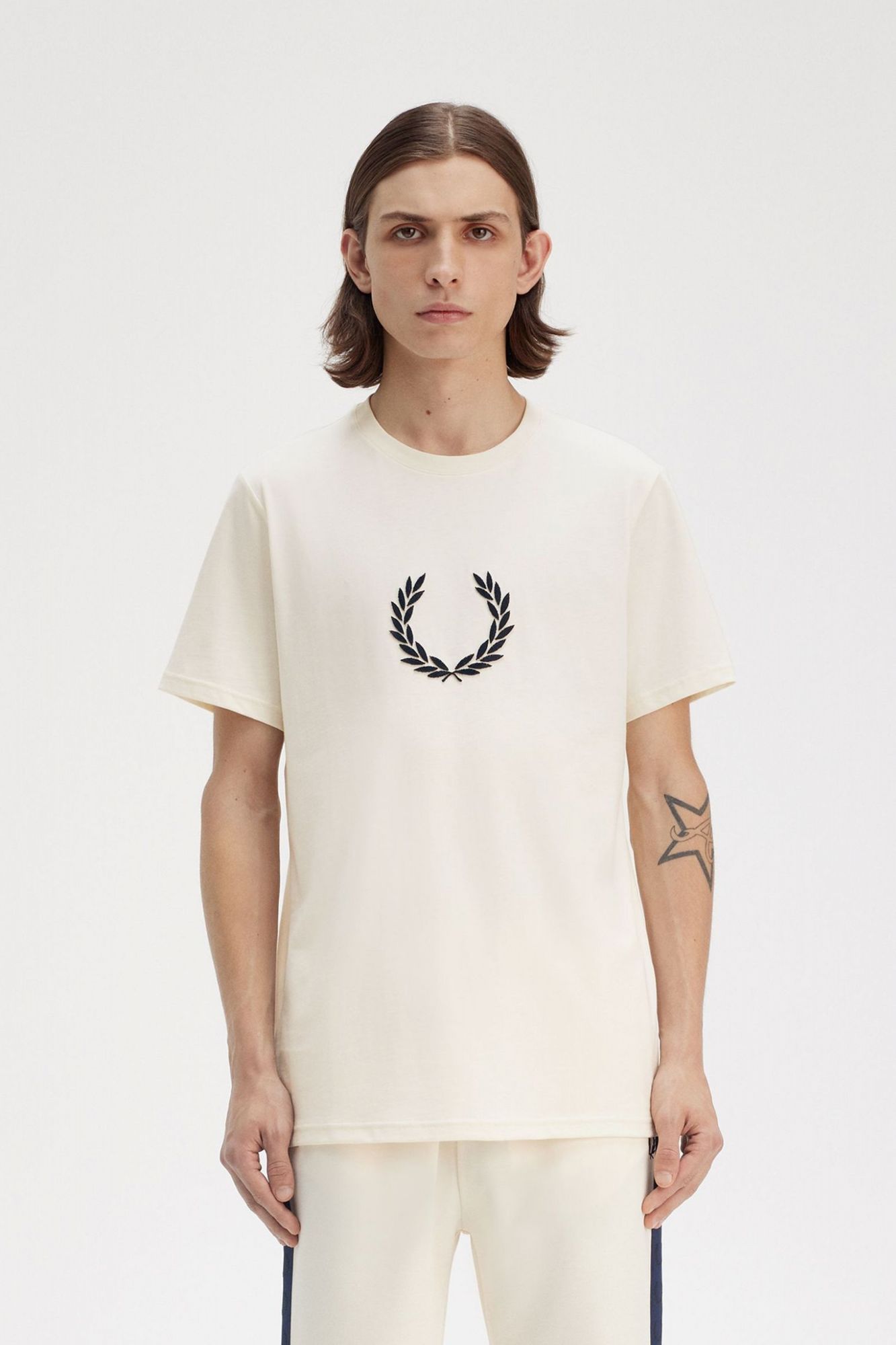 FRED PERRY TEXTURED LAUREL WREATH T-SH en color BEIS (1)