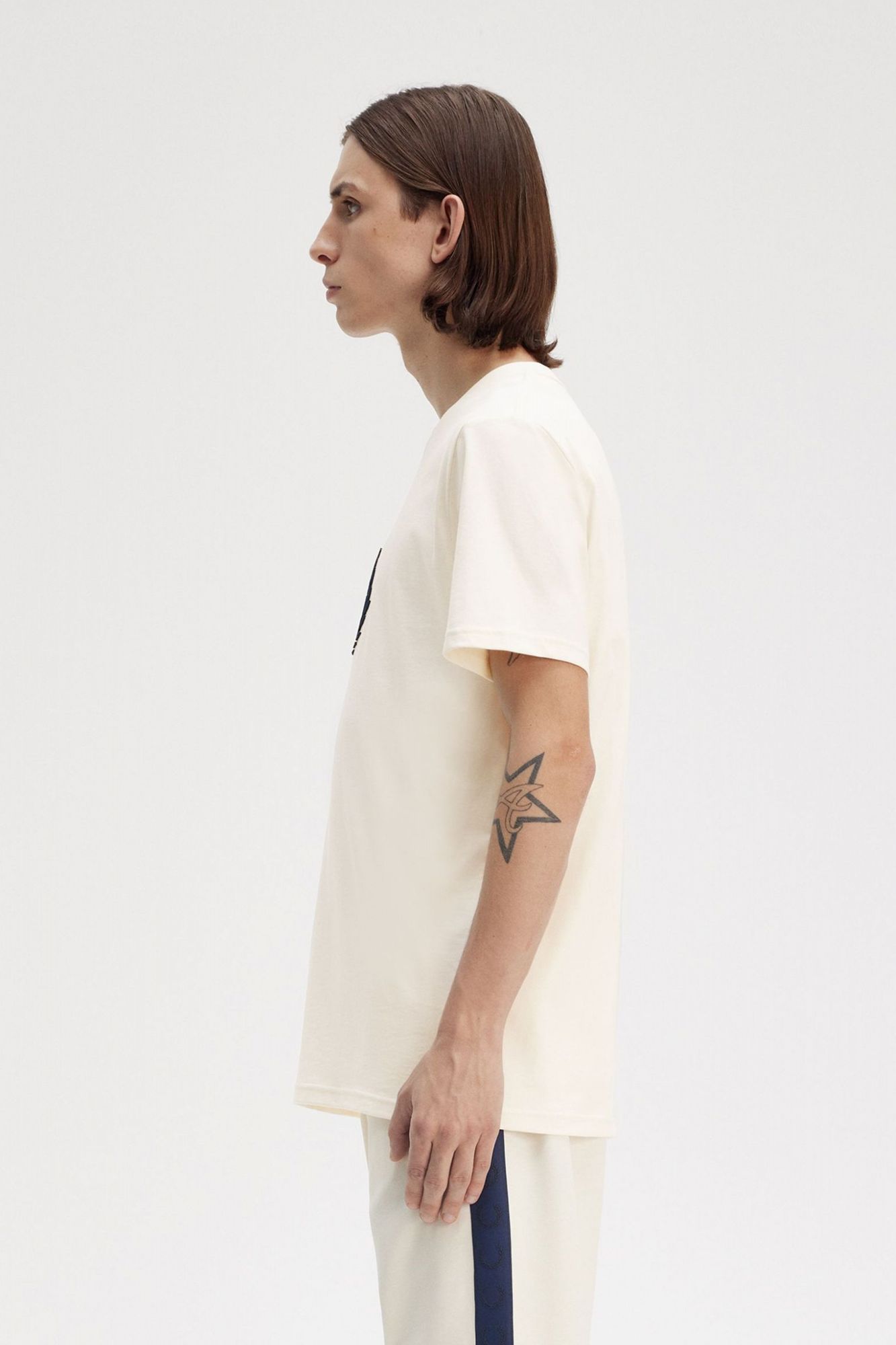 FRED PERRY TEXTURED LAUREL WREATH T-SH en color BEIS (4)